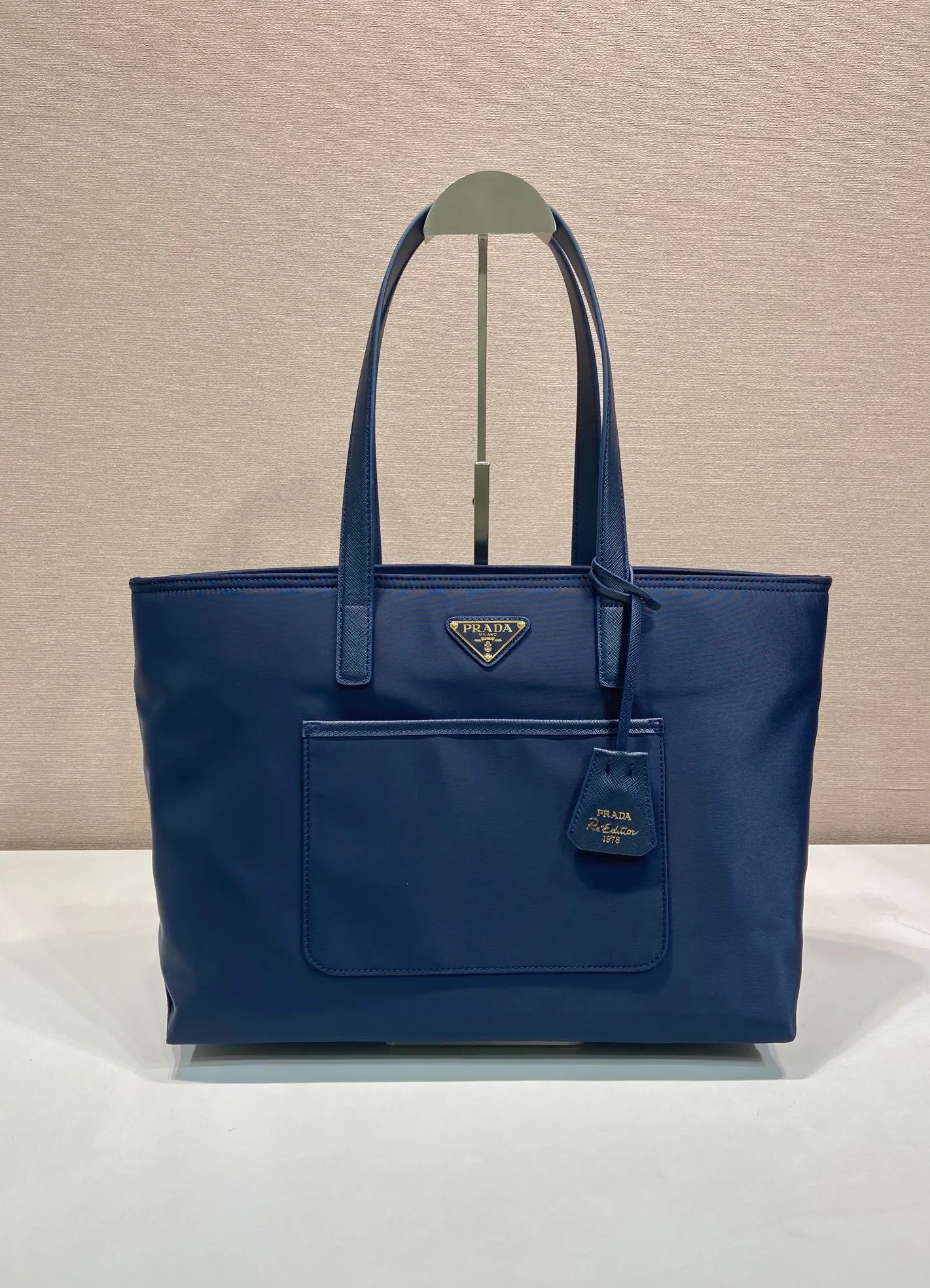💰1060🎉New Tote Bag🎉1BG555 Small🎉🎉 This timeless tote bag is a reinterpretation of a classic design, showing a unique style with a refined and practical silhouette. It has simple lines and is made of regenerated nylon. It has an imported Saffiano leather handle and metal hardware accessories. It has 2 pockets inside and a large capacity. Get it now. Another popular style that will never go out of style🎉🎉 Length 35x Height 26x Bottom 15cm🎉🎉🎉💰💰💰