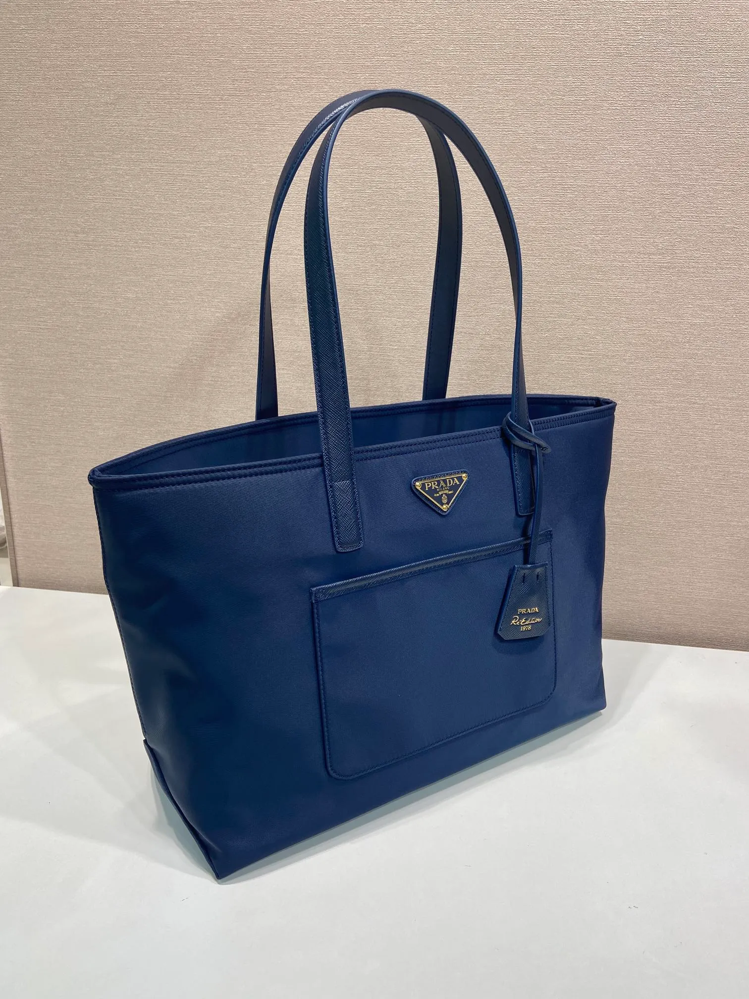 💰1060🎉New Tote Bag🎉1BG555 Small🎉🎉 This timeless tote bag is a reinterpretation of a classic design, showing a unique style with a refined and practical silhouette. It has simple lines and is made of regenerated nylon. It has an imported Saffiano leather handle and metal hardware accessories. It has 2 pockets inside and a large capacity. Get it now. Another popular style that will never go out of style🎉🎉 Length 35x Height 26x Bottom 15cm🎉🎉🎉💰💰💰
