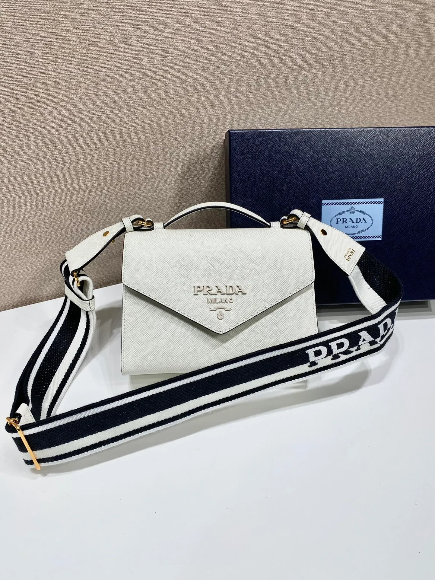 💰1660🎉New cross-body bag🎉1BD317🎉🎉 This Saffiano leather Monochrome handbag is beautifully designed with the iconic logo in the same color effect. Simple and elegant lines define the style of the bag. What I love most is this fabric embroidered shoulder strap😘It can be detachable and matched with other bags. It can be carried hand-held or crossbody👏👏I love it so much😘The contrasting color logo embroidery makes the brand style clearly visible. Simple and elegant, hurry up and get it🎉🎉 Length 21x Height 14x Bottom 6.5cm🎉🎉🎉