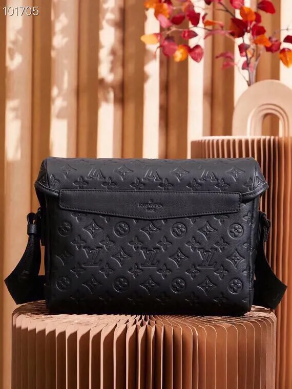 P¥1140👉nfc163C01 dynamic chip version👈[Top-level inspection-free pure steel hardware] M25121 This Voyager messenger bag is made of Monogram Shadow cow leather, inspired by retro school bags. The brand-new LV buckle brings a convenient experience, the adjustable shoulder strap allows for comfortable carrying, and there is ample space to store tablets, chargers, notepads and other daily needs. 33 x 22.5 x 11 (length x height x width)