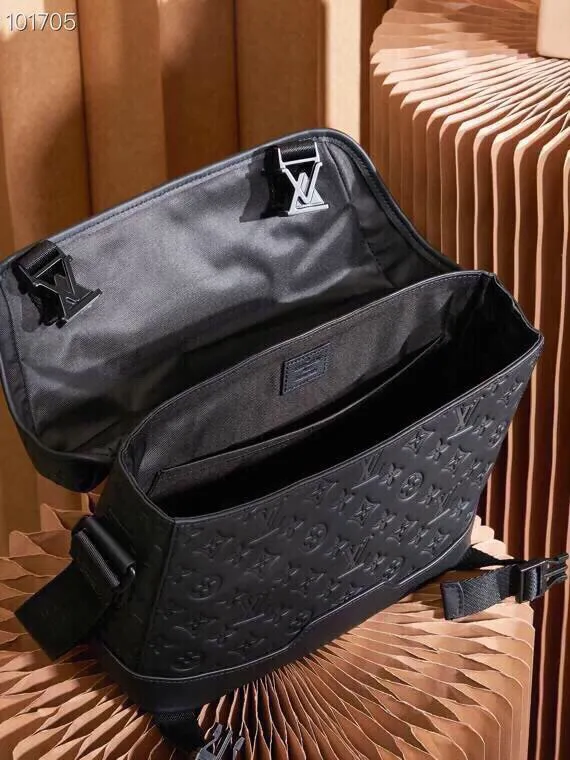 P¥1140👉nfc163C01 dynamic chip version👈[Top-level inspection-free pure steel hardware] M25121 This Voyager messenger bag is made of Monogram Shadow cow leather, inspired by retro school bags. The brand-new LV buckle brings a convenient experience, the adjustable shoulder strap allows for comfortable carrying, and there is ample space to store tablets, chargers, notepads and other daily needs. 33 x 22.5 x 11 (length x height x width)