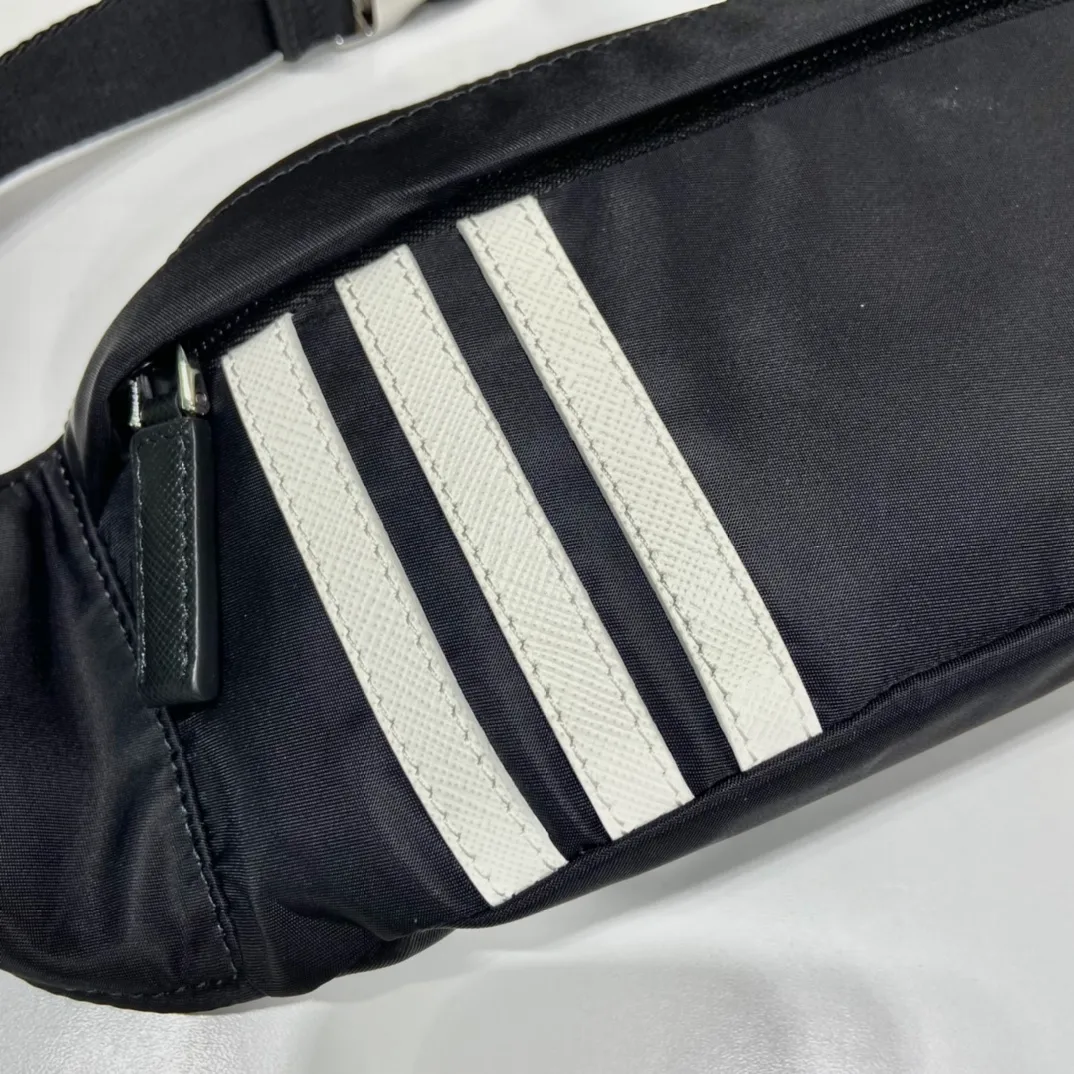 💰760🎉Co-designed by ad and Pd🎉2VL034 is a collaboration between two major brands🤝 This waist bag is co-designed by ad and pd. It is made of Re-Nylon and Saffiano leather. The side is equipped with ad’s classic contrasting three-strip cowhide pattern and a joint environmental protection mark. It looks particularly novel and casual😘😘The upper body effect is great👏👏It can be used as a chest bag or a waist bag🎉🎉Hurry up and get it🎉🎉 Length 26x Height 12x Bottom 7cm🎉🎉🎉👏👏👏