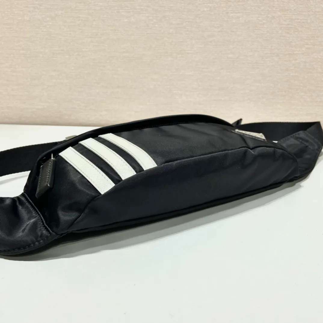 💰760🎉Co-designed by ad and Pd🎉2VL034 is a collaboration between two major brands🤝 This waist bag is co-designed by ad and pd. It is made of Re-Nylon and Saffiano leather. The side is equipped with ad’s classic contrasting three-strip cowhide pattern and a joint environmental protection mark. It looks particularly novel and casual😘😘The upper body effect is great👏👏It can be used as a chest bag or a waist bag🎉🎉Hurry up and get it🎉🎉 Length 26x Height 12x Bottom 7cm🎉🎉🎉👏👏👏