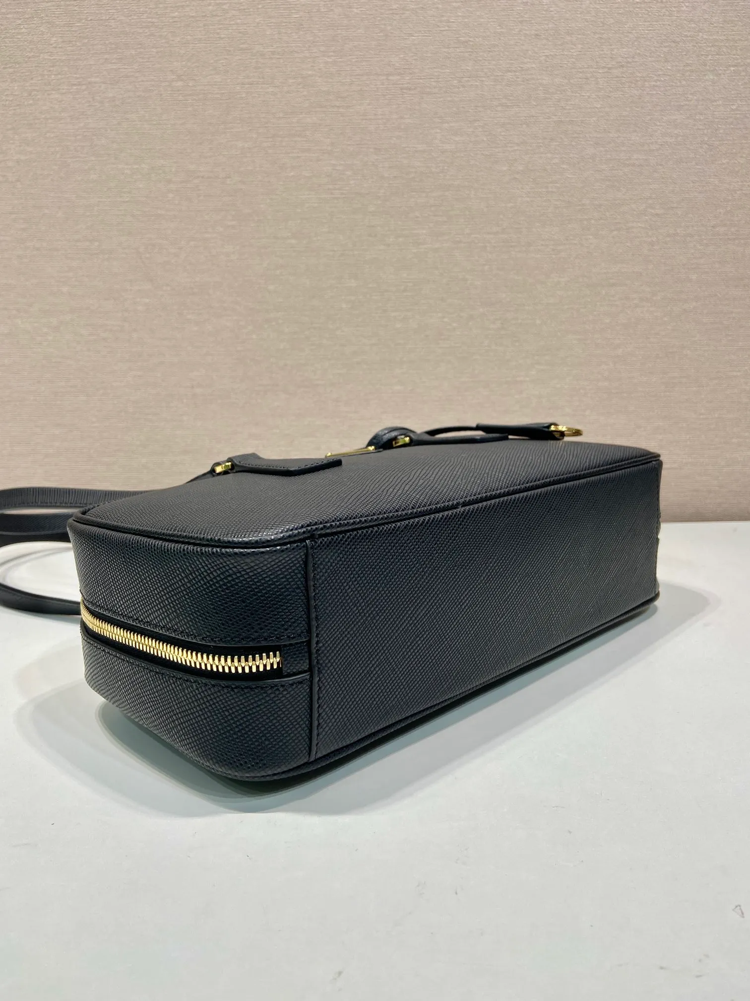 💰1500🎉New second-hand bag 🎉1BB116 second-hand bag 🎉🎉 This second-hand bag is made of imported thick cross-grain cowhide, top-grade hardware, the shoulder strap is a long shoulder design, very fashionable and unique, the bag opening is zipped, and the capacity is large. The upper body effect is very fashionable and worth owning, hurry up and get it🎉🎉Length 30x Height 14x Bottom 8.5cm🎉🎉🎉👏👏👏
