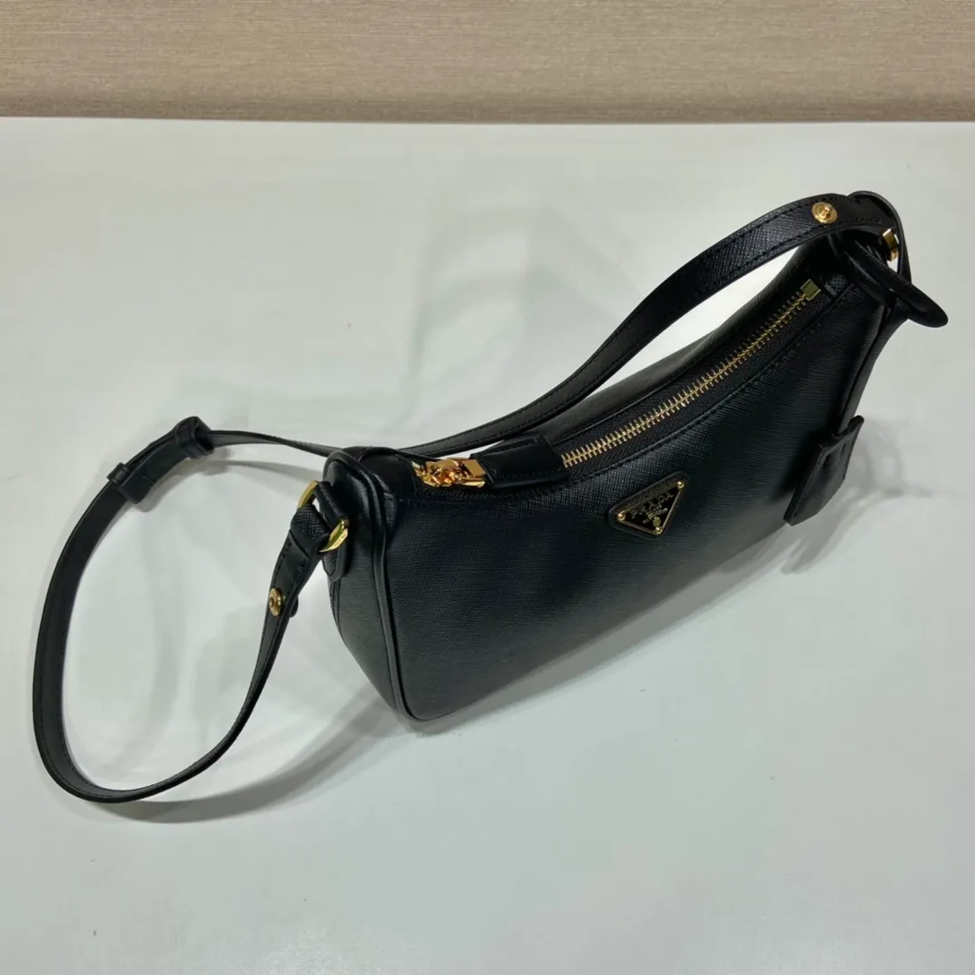💰1320🎉New style🎉1BC204B handbag/underarm bag/crossbody bag This Hobo handbag/underarm bag/crossbody bag is very functional and can be used for three purposes in one bag. It is perfect🎉🎉It is made of imported cross-grain cowhide, which is more wear-resistant. The shoulder strap can be adjusted and switched at any time😘😘The upper body effect is beautiful, convenient and practical🎉🎉Hurry up and get it👏👏 Length 23x Height 17x Bottom 6.5cm🎉🎉🎉👏👏👏