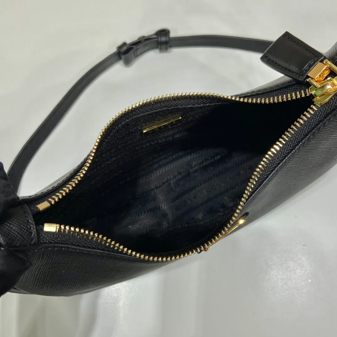 💰1320🎉New style🎉1BC204B handbag/underarm bag/crossbody bag This Hobo handbag/underarm bag/crossbody bag is very functional and can be used for three purposes in one bag. It is perfect🎉🎉It is made of imported cross-grain cowhide, which is more wear-resistant. The shoulder strap can be adjusted and switched at any time😘😘The upper body effect is beautiful, convenient and practical🎉🎉Hurry up and get it👏👏 Length 23x Height 17x Bottom 6.5cm🎉🎉🎉👏👏👏