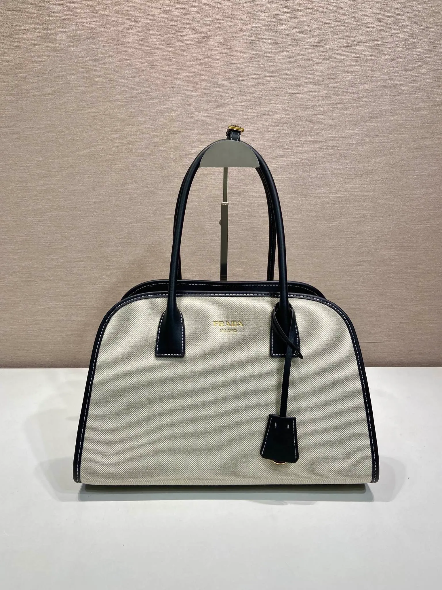 💰1520🎉New Tote Bag🎉1BG572🎉🎉 This bag combines the versatile style and light texture of cowhide and linen blended fabrics, creating an Oversize silhouette and cleverly interpreting duality. Practical functions, exquisite design, and exquisite details highlight the excellent craftsmanship of the P family. The capacity is large and the upper body is very fashionable. Baby, hurry up and get it. Length 35x height 22.5x base 18cm🎉🎉🎉💰💰💰