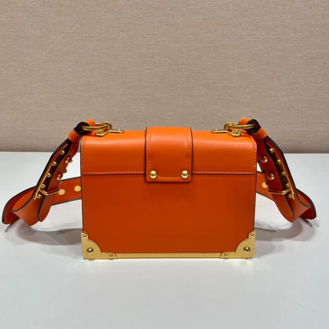 💰1800, P's latest women's bag 1BD045, new color 🎉🎉 arrived, top quality, synchronized with counters, made of imported calfskin➕cross pattern➕sheepskin lining, top hardware. Lots of compartments, fashionable + casual + lightweight, a favorite among ladies, length 19cm and height 14cmX9cm