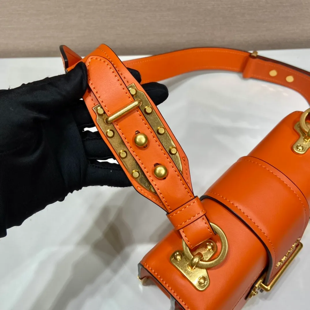 💰1800, P's latest women's bag 1BD045, new color 🎉🎉 arrived, top quality, synchronized with counters, made of imported calfskin➕cross pattern➕sheepskin lining, top hardware. Lots of compartments, fashionable + casual + lightweight, a favorite among ladies, length 19cm and height 14cmX9cm