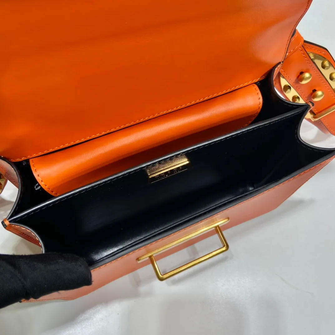 💰1800, P's latest women's bag 1BD045, new color 🎉🎉 arrived, top quality, synchronized with counters, made of imported calfskin➕cross pattern➕sheepskin lining, top hardware. Lots of compartments, fashionable + casual + lightweight, a favorite among ladies, length 19cm and height 14cmX9cm