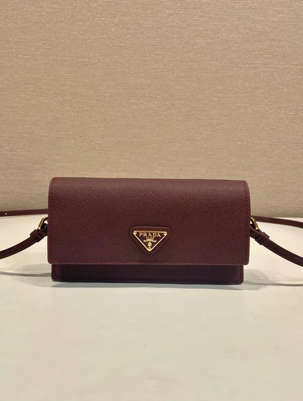 💰780🎉New mini handbag🎉1NF059 mobile phone bag🎉🎉 This mini handbag is made of Saffiano leather material, with simple and elegant geometric shape and charm, and flip-top magnetic buckle design. Detachable and adjustable leather shoulder strap with internal clip. Also doubles as a handbag/wallet. It has strong functionality and is a popular style that will never go out of style. Baby, hurry up and get it🎉🎉 Length 18x Height 9.5x Bottom 3cm🎉🎉🎉💰💰💰