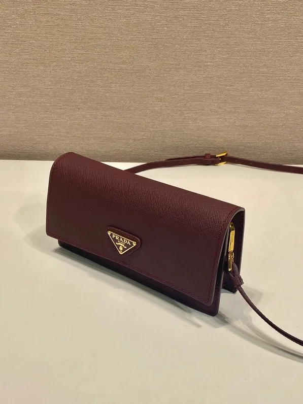 💰780🎉New mini handbag🎉1NF059 mobile phone bag🎉🎉 This mini handbag is made of Saffiano leather material, with simple and elegant geometric shape and charm, and flip-top magnetic buckle design. Detachable and adjustable leather shoulder strap with internal clip. Also doubles as a handbag/wallet. It has strong functionality and is a popular style that will never go out of style. Baby, hurry up and get it🎉🎉 Length 18x Height 9.5x Bottom 3cm🎉🎉🎉💰💰💰