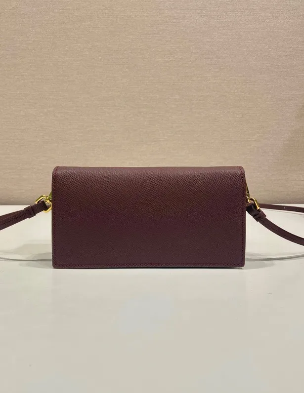 💰780🎉New mini handbag🎉1NF059 mobile phone bag🎉🎉 This mini handbag is made of Saffiano leather material, with simple and elegant geometric shape and charm, and flip-top magnetic buckle design. Detachable and adjustable leather shoulder strap with internal clip. Also doubles as a handbag/wallet. It has strong functionality and is a popular style that will never go out of style. Baby, hurry up and get it🎉🎉 Length 18x Height 9.5x Bottom 3cm🎉🎉🎉💰💰💰