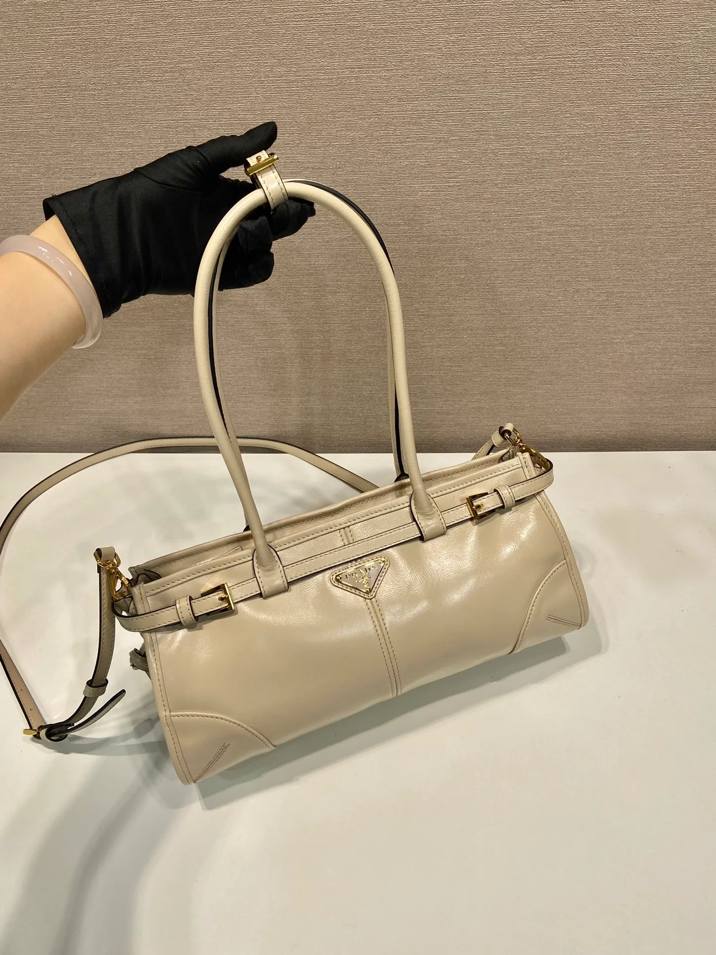💰1840🎉LusSolf oil wax leather🎉1BA426 small new color🎉🎉 This hand-held crossbody bag is made of imported waxed leather. Its shiny color exudes a classic atmosphere. It is equipped with a detachable and adjustable long shoulder strap, which is convenient for matching on different occasions. It has a very large capacity and is easy to use. It is definitely a must-have for fashionistas. Hurry up and take this retro-style handbag home! Length 32x Height 15.5x Bottom 12cm🎉🎉🎉👏👏👏
