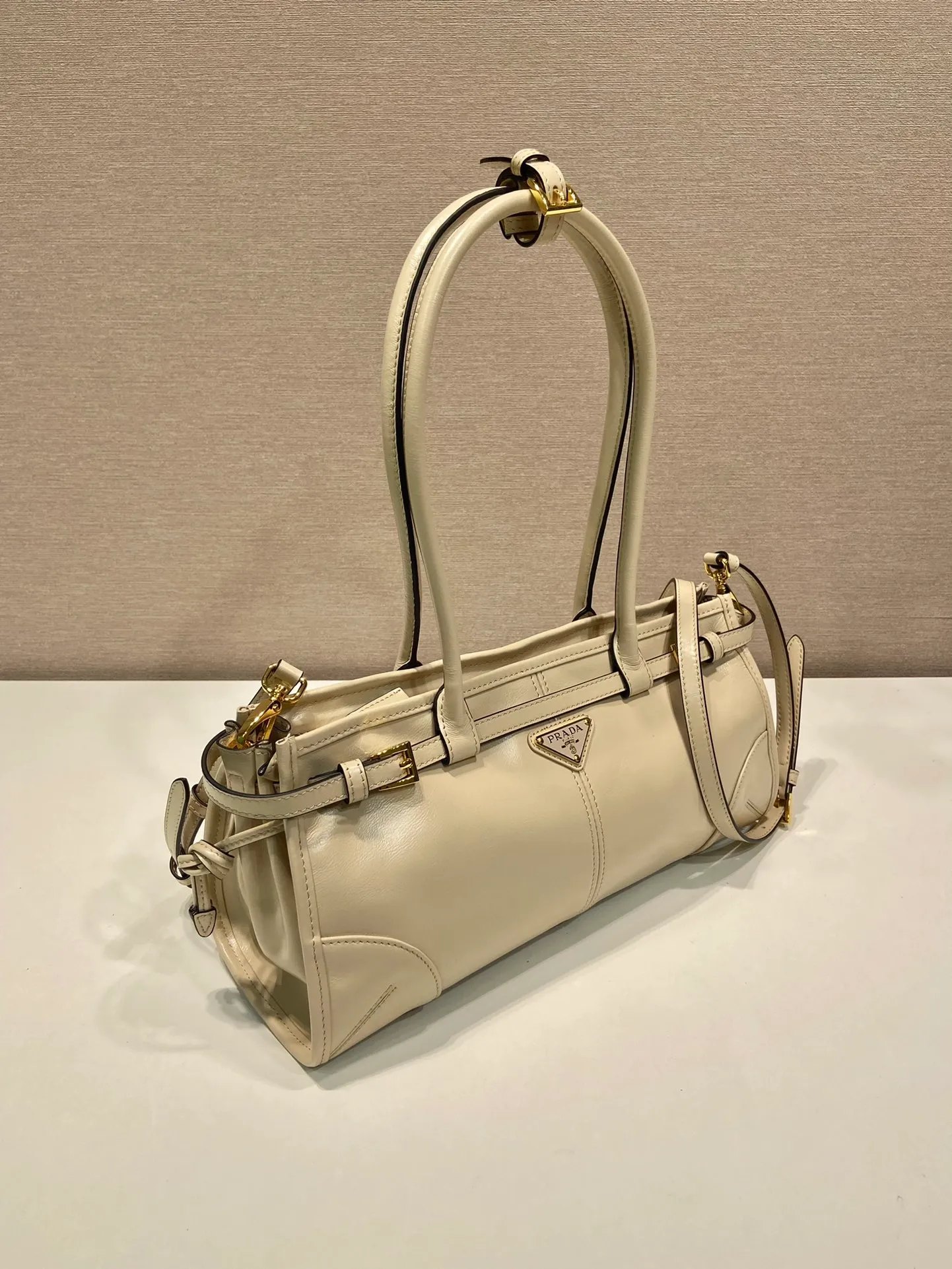 💰1840🎉LusSolf oil wax leather🎉1BA426 small new color🎉🎉 This hand-held crossbody bag is made of imported waxed leather. Its shiny color exudes a classic atmosphere. It is equipped with a detachable and adjustable long shoulder strap, which is convenient for matching on different occasions. It has a very large capacity and is easy to use. It is definitely a must-have for fashionistas. Hurry up and take this retro-style handbag home! Length 32x Height 15.5x Bottom 12cm🎉🎉🎉👏👏👏