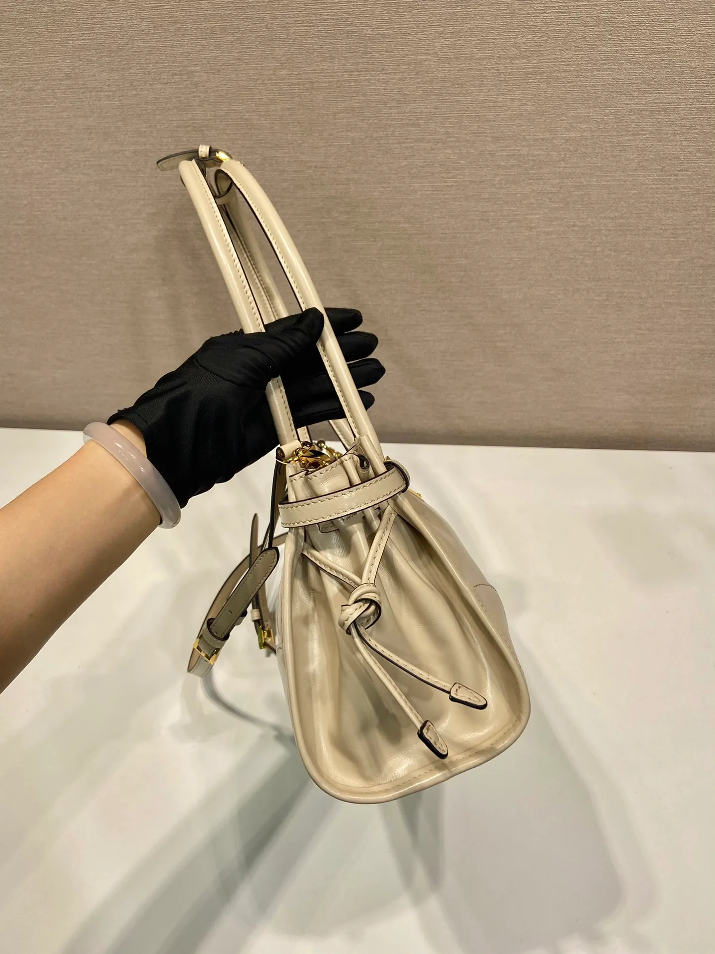 💰1840🎉LusSolf oil wax leather🎉1BA426 small new color🎉🎉 This hand-held crossbody bag is made of imported waxed leather. Its shiny color exudes a classic atmosphere. It is equipped with a detachable and adjustable long shoulder strap, which is convenient for matching on different occasions. It has a very large capacity and is easy to use. It is definitely a must-have for fashionistas. Hurry up and take this retro-style handbag home! Length 32x Height 15.5x Bottom 12cm🎉🎉🎉👏👏👏