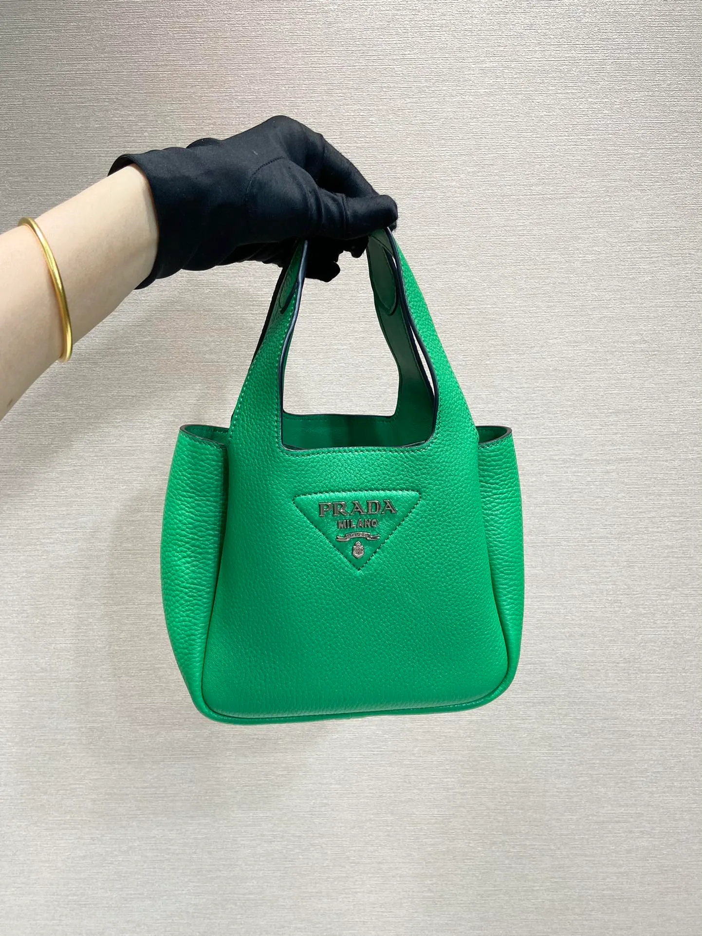 💰1500🎉mini vegetable basket🎉1BA349🎉🎉mini green😘😘 This mini vegetable basket is made of imported deerskin pattern, with imported lambskin inside. It has many grids and feels very soft/lightweight. The classic mini is good-looking and easy to use👏👏. The upper body effect is cute and cute. It’s so beautiful. Limited edition/popular model at the counter. Get it now🎉🎉 Length 18x Height 16x Bottom 10cm🎉🎉🎉👏👏👏
