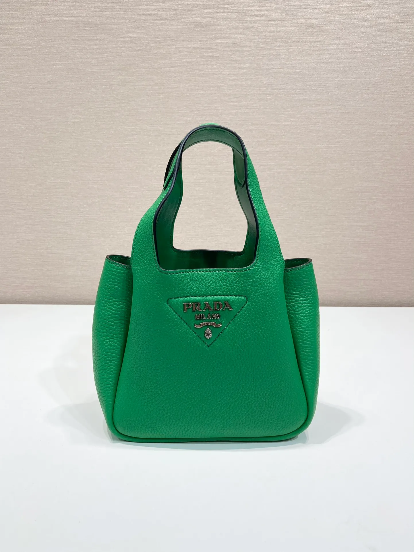💰1500🎉mini vegetable basket🎉1BA349🎉🎉mini green😘😘 This mini vegetable basket is made of imported deerskin pattern, with imported lambskin inside. It has many grids and feels very soft/lightweight. The classic mini is good-looking and easy to use👏👏. The upper body effect is cute and cute. It’s so beautiful. Limited edition/popular model at the counter. Get it now🎉🎉 Length 18x Height 16x Bottom 10cm🎉🎉🎉👏👏👏