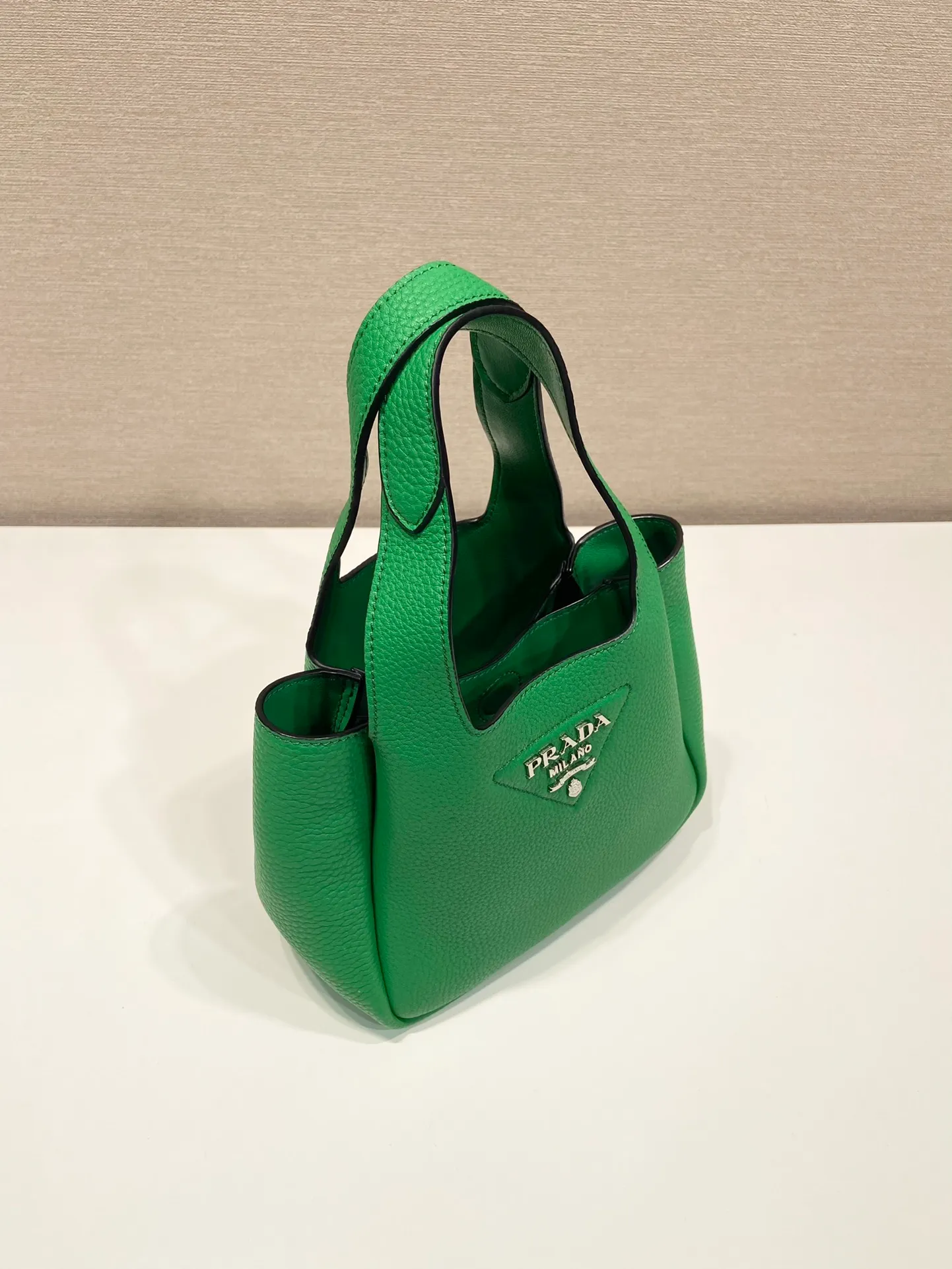 💰1500🎉mini vegetable basket🎉1BA349🎉🎉mini green😘😘 This mini vegetable basket is made of imported deerskin pattern, with imported lambskin inside. It has many grids and feels very soft/lightweight. The classic mini is good-looking and easy to use👏👏. The upper body effect is cute and cute. It’s so beautiful. Limited edition/popular model at the counter. Get it now🎉🎉 Length 18x Height 16x Bottom 10cm🎉🎉🎉👏👏👏
