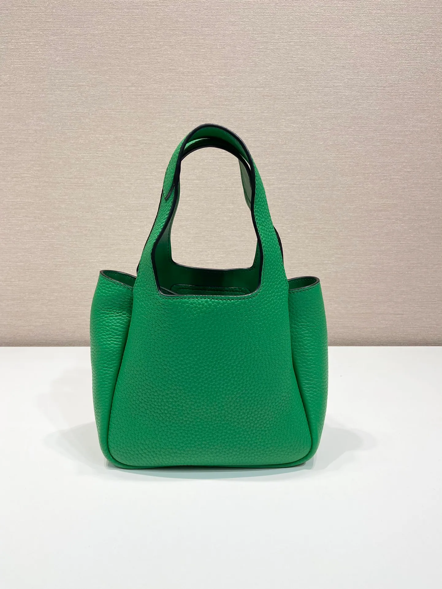 💰1500🎉mini vegetable basket🎉1BA349🎉🎉mini green😘😘 This mini vegetable basket is made of imported deerskin pattern, with imported lambskin inside. It has many grids and feels very soft/lightweight. The classic mini is good-looking and easy to use👏👏. The upper body effect is cute and cute. It’s so beautiful. Limited edition/popular model at the counter. Get it now🎉🎉 Length 18x Height 16x Bottom 10cm🎉🎉🎉👏👏👏