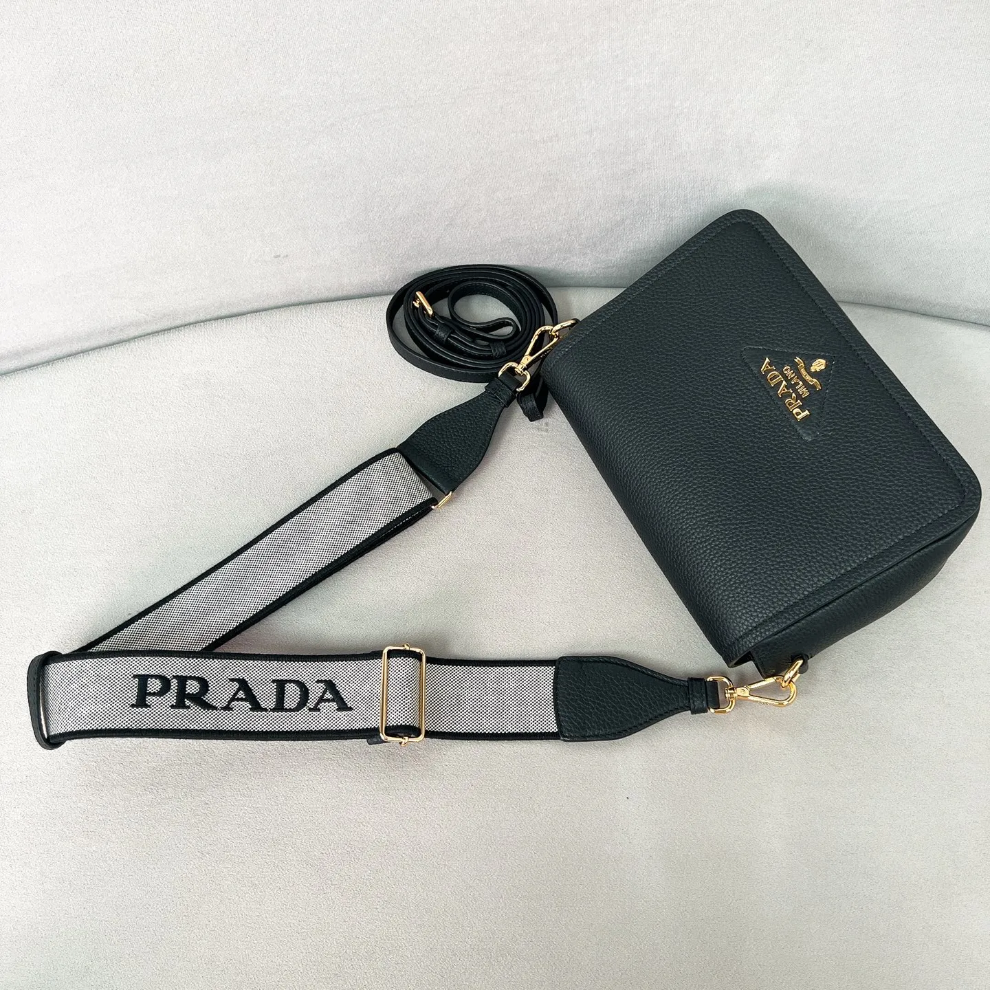 💰1800✨New product debut✨The latest pebbled shoulder bag with double zipper 1BD314 is carefully crafted with soft textured pebbled calfskin. The bag has a rounded and soft silhouette. Multi-functional detachable embroidered shoulder straps and leather shoulder straps. Elegant and outstanding style. Can be carried by hand, on the shoulder or crossbody. A handbag that perfectly blends classic heritage with the trend of the times. A must-have for fairies, black. Size 23*15.5*9cm