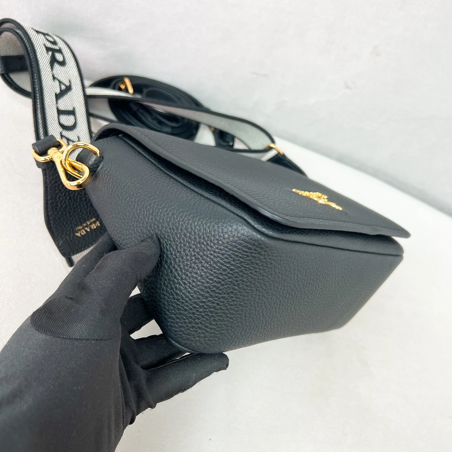 💰1800✨New product debut✨The latest pebbled shoulder bag with double zipper 1BD314 is carefully crafted with soft textured pebbled calfskin. The bag has a rounded and soft silhouette. Multi-functional detachable embroidered shoulder straps and leather shoulder straps. Elegant and outstanding style. Can be carried by hand, on the shoulder or crossbody. A handbag that perfectly blends classic heritage with the trend of the times. A must-have for fairies, black. Size 23*15.5*9cm
