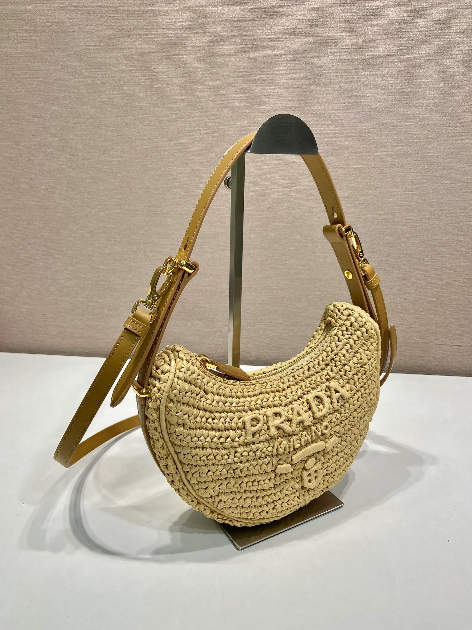 💰1460🎉Woven Moon Bag🎉1BC194🎉🎉 The unique crescent moon bag silhouette is reinterpreted with curves, blending into the relaxed atmosphere of summer, giving it a new charm. It's crocheted with leather handles and features gold-tone hardware. Tonal letter logo embroidery on the front adds classic style. Equipped with 2 detachable cowhide shoulder straps, it has large capacity and a very fashionable upper body effect. Get it now🎉🎉 Length 22.5x Height 18.5x Bottom 6cm🎉🎉🎉💰💰💰