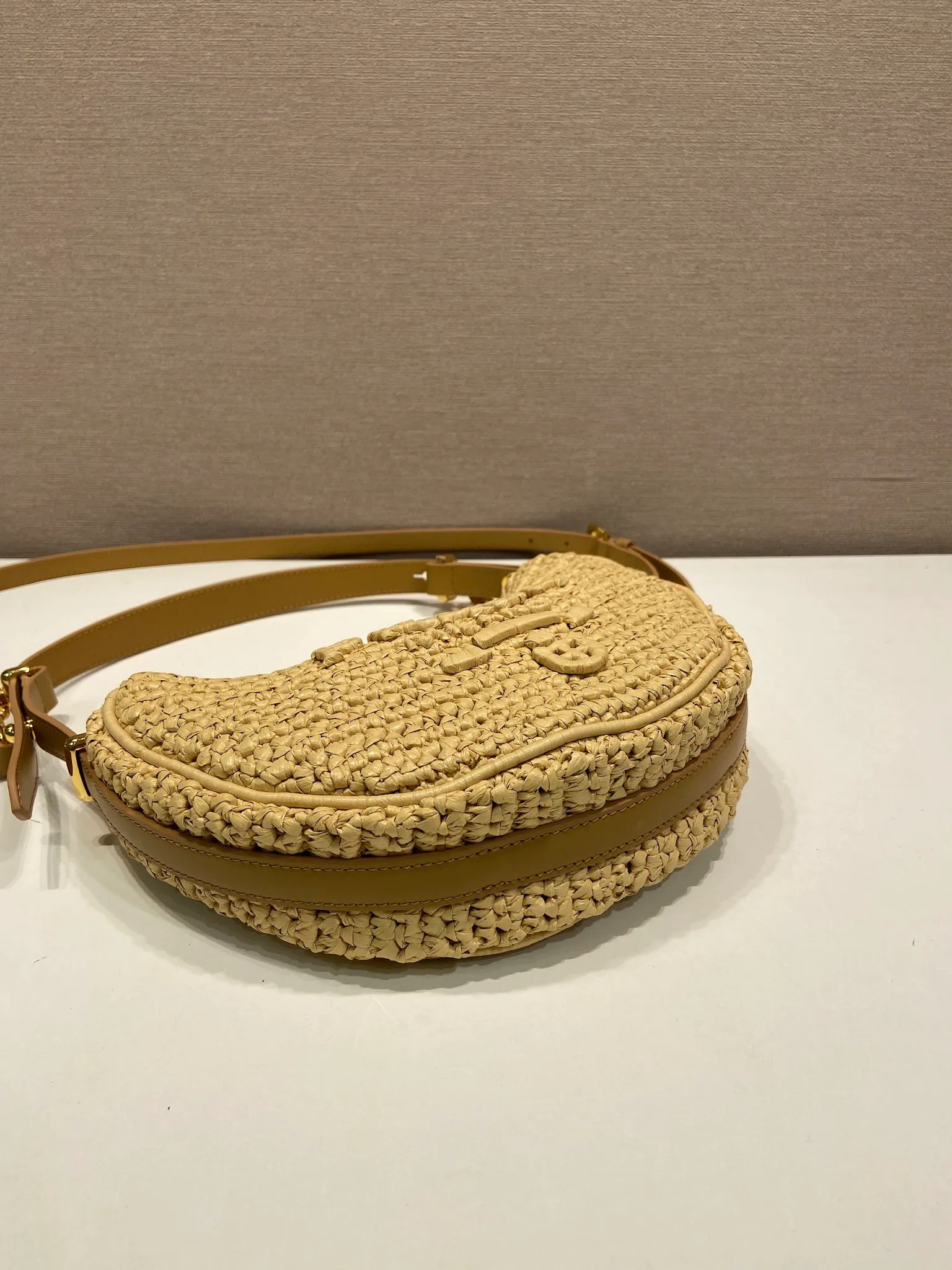 💰1460🎉Woven Moon Bag🎉1BC194🎉🎉 The unique crescent moon bag silhouette is reinterpreted with curves, blending into the relaxed atmosphere of summer, giving it a new charm. It's crocheted with leather handles and features gold-tone hardware. Tonal letter logo embroidery on the front adds classic style. Equipped with 2 detachable cowhide shoulder straps, it has large capacity and a very fashionable upper body effect. Get it now🎉🎉 Length 22.5x Height 18.5x Bottom 6cm🎉🎉🎉💰💰💰