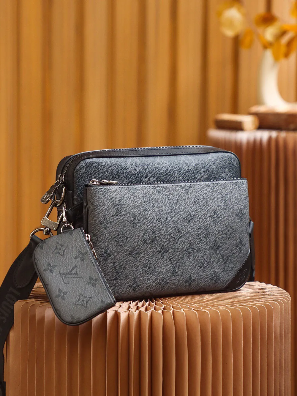 P¥760👉nfc163C01 dynamic chip version👈【Top inspection-free all-steel hardware】Original development,👏👏 Trio messenger bag is made of Monogram Eclipse canvas and Monogram Eclipse Reverse canvas. A signature tonal gray pattern accentuates the lines of this versatile, modular design. In addition to the functions of a traditional cross-body bag, it also comes with a removable zipper bag and a coin purse attached to the strap. Fabric lining, cowhide trim, silver metal hardware, adjustable and removable shoulder strap, small coin purse, removable zippered front pocket, built-in patch pocket! ! Model: M69443; Size: 25x18.5x7CM.