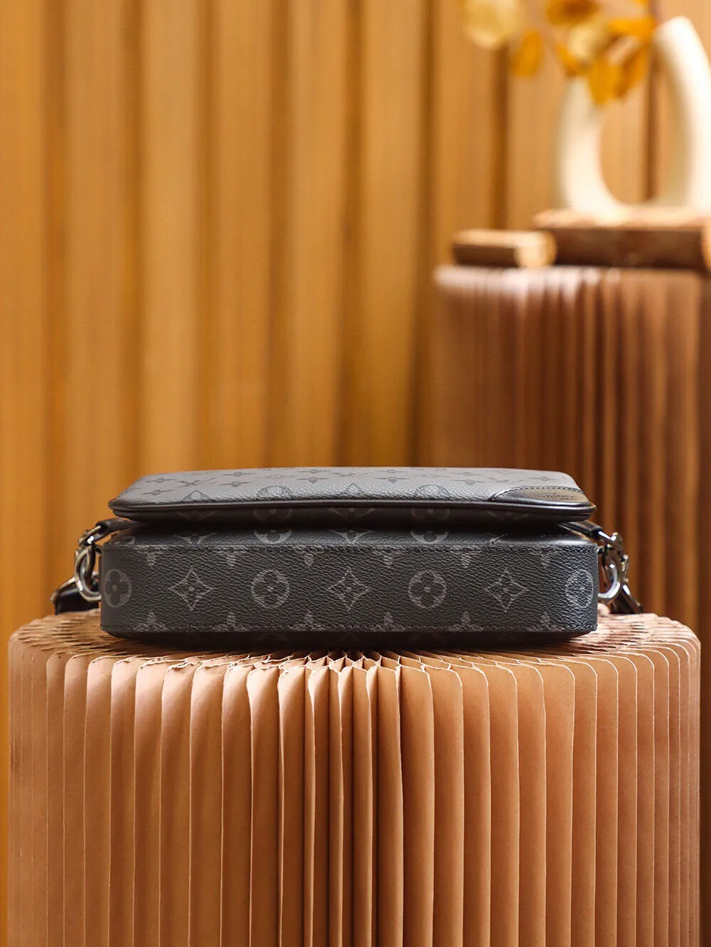 P¥760👉nfc163C01 dynamic chip version👈【Top inspection-free all-steel hardware】Original development,👏👏 Trio messenger bag is made of Monogram Eclipse canvas and Monogram Eclipse Reverse canvas. A signature tonal gray pattern accentuates the lines of this versatile, modular design. In addition to the functions of a traditional cross-body bag, it also comes with a removable zipper bag and a coin purse attached to the strap. Fabric lining, cowhide trim, silver metal hardware, adjustable and removable shoulder strap, small coin purse, removable zippered front pocket, built-in patch pocket! ! Model: M69443; Size: 25x18.5x7CM.