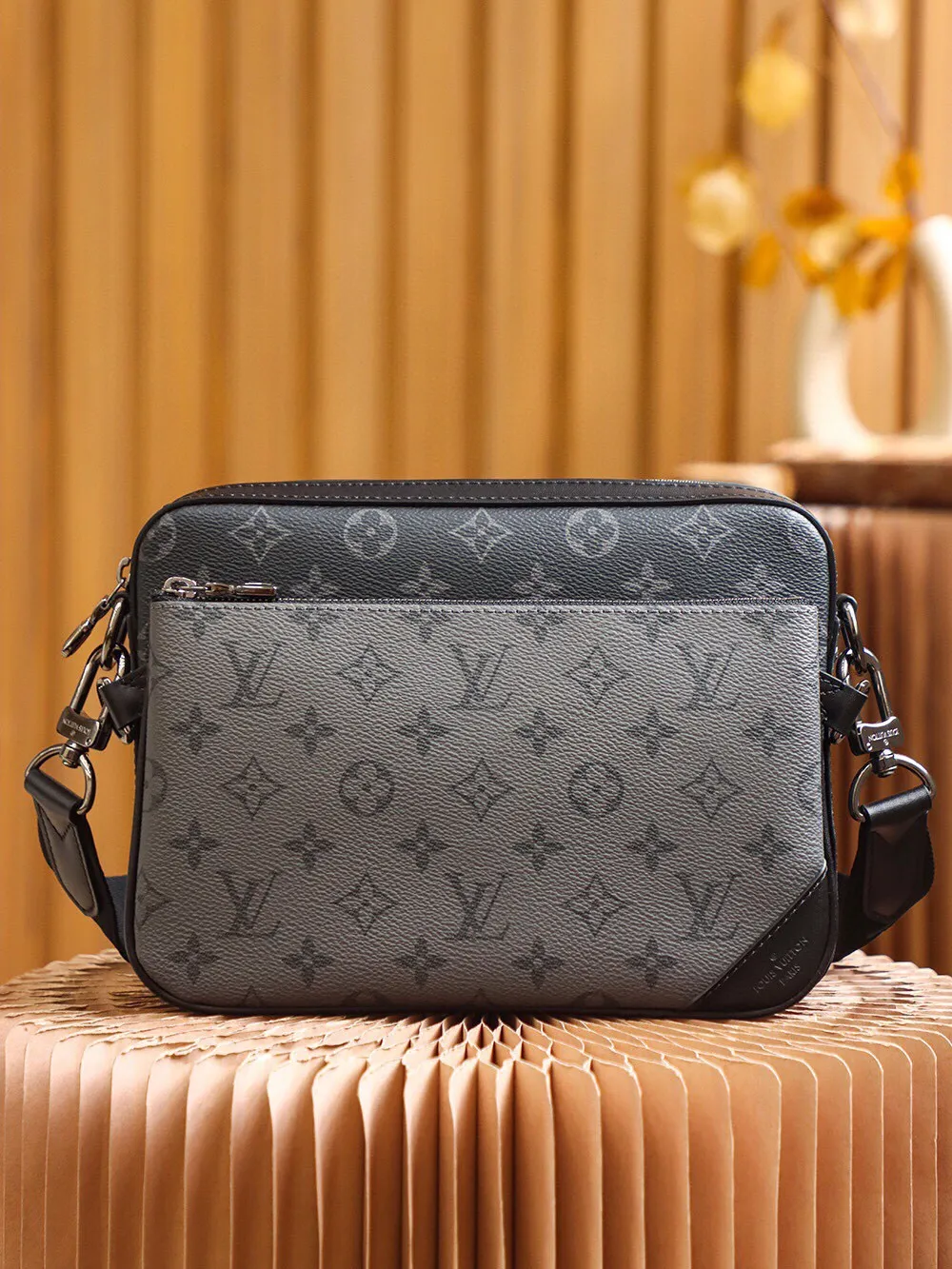 P¥760👉nfc163C01 dynamic chip version👈【Top inspection-free all-steel hardware】Original development,👏👏 Trio messenger bag is made of Monogram Eclipse canvas and Monogram Eclipse Reverse canvas. A signature tonal gray pattern accentuates the lines of this versatile, modular design. In addition to the functions of a traditional cross-body bag, it also comes with a removable zipper bag and a coin purse attached to the strap. Fabric lining, cowhide trim, silver metal hardware, adjustable and removable shoulder strap, small coin purse, removable zippered front pocket, built-in patch pocket! ! Model: M69443; Size: 25x18.5x7CM.