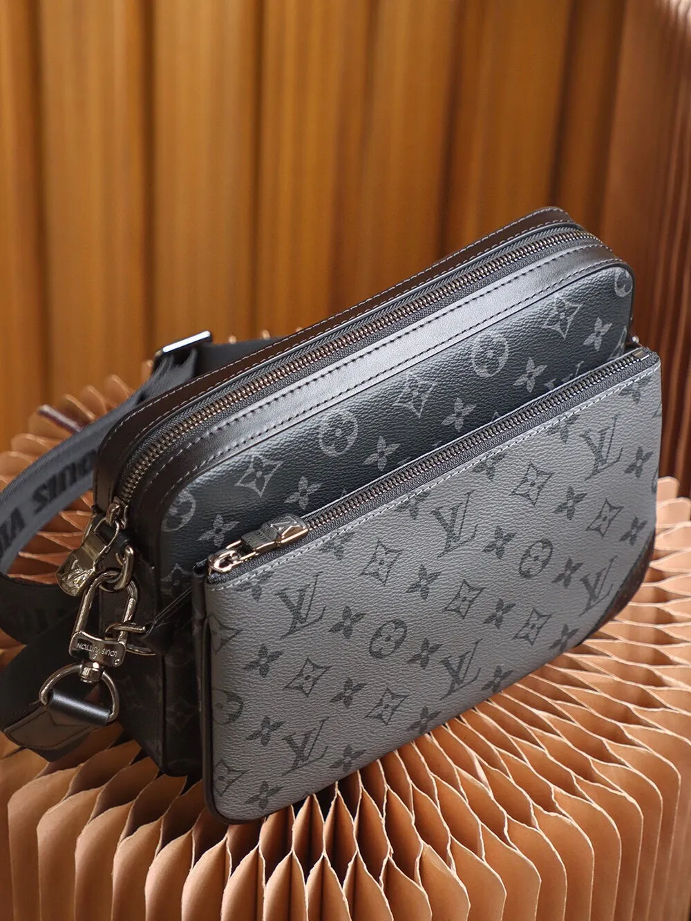 P¥760👉nfc163C01 dynamic chip version👈【Top inspection-free all-steel hardware】Original development,👏👏 Trio messenger bag is made of Monogram Eclipse canvas and Monogram Eclipse Reverse canvas. A signature tonal gray pattern accentuates the lines of this versatile, modular design. In addition to the functions of a traditional cross-body bag, it also comes with a removable zipper bag and a coin purse attached to the strap. Fabric lining, cowhide trim, silver metal hardware, adjustable and removable shoulder strap, small coin purse, removable zippered front pocket, built-in patch pocket! ! Model: M69443; Size: 25x18.5x7CM.