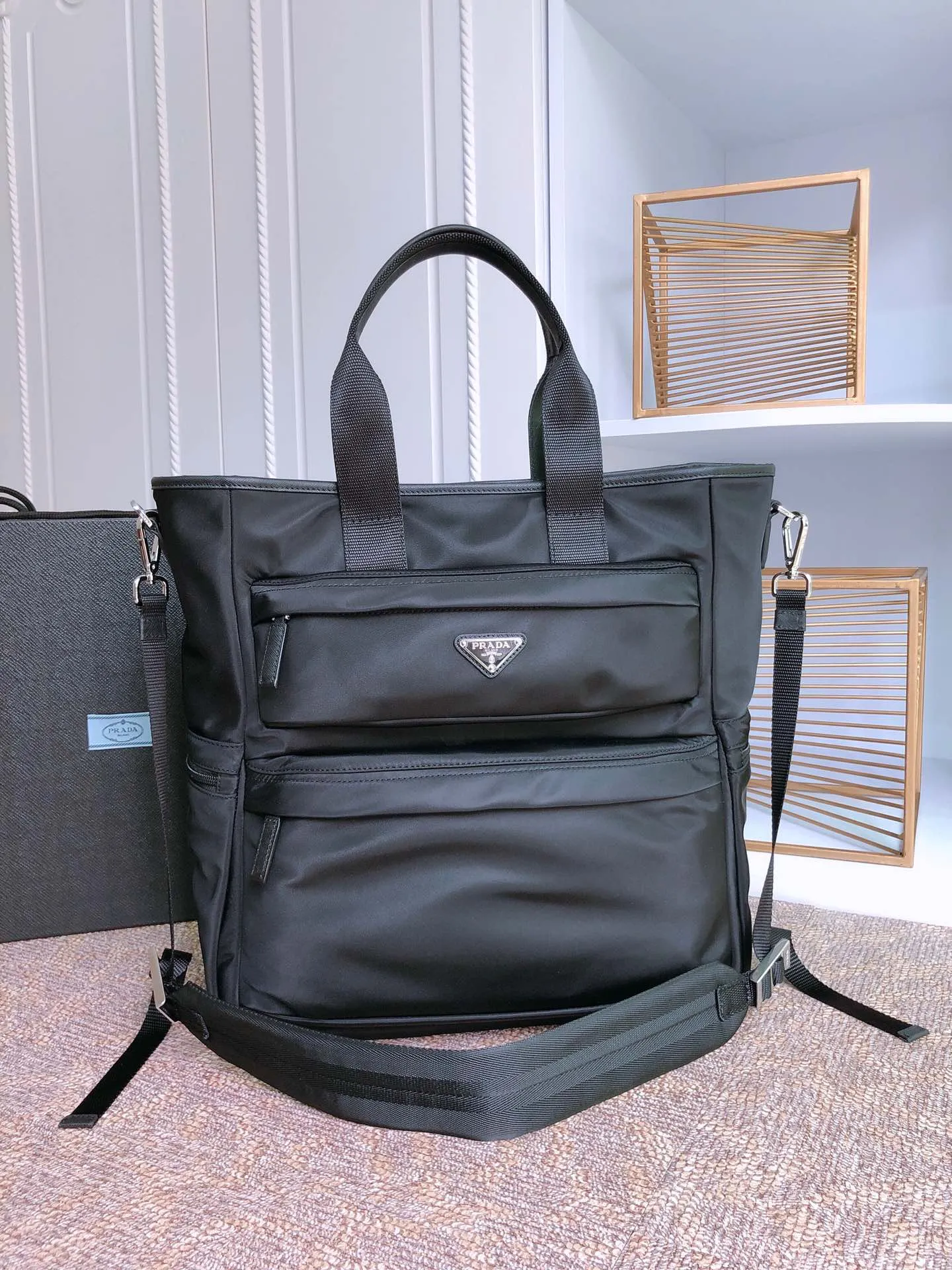 💰1260🔆Exclusive debut🔆1BG040, original item👏🏻👏🏻Made of imported nylon fabric, interior logo plate and front triangular enamel logo Metal hardware and D-rings Detachable and adjustable fabric shoulder strap Nylon lining Two front pockets, one back pocket and two side pockets (both with zippers) Two side wall stitched inner pockets Hand strap The woven fabric handle with Saffiano leather trim is light and practical, a favorite among men, length 38cm, height 33x base 15cm.🤙