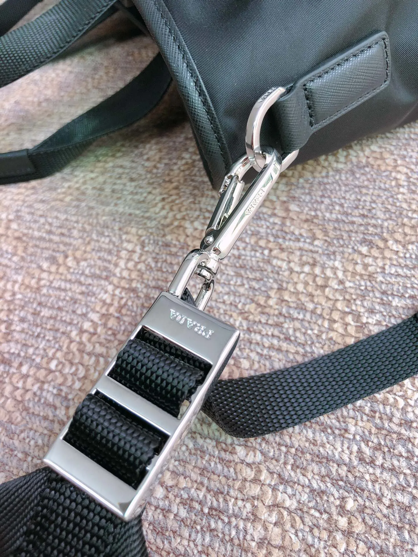 💰1260🔆Exclusive debut🔆1BG040, original item👏🏻👏🏻Made of imported nylon fabric, interior logo plate and front triangular enamel logo Metal hardware and D-rings Detachable and adjustable fabric shoulder strap Nylon lining Two front pockets, one back pocket and two side pockets (both with zippers) Two side wall stitched inner pockets Hand strap The woven fabric handle with Saffiano leather trim is light and practical, a favorite among men, length 38cm, height 33x base 15cm.🤙
