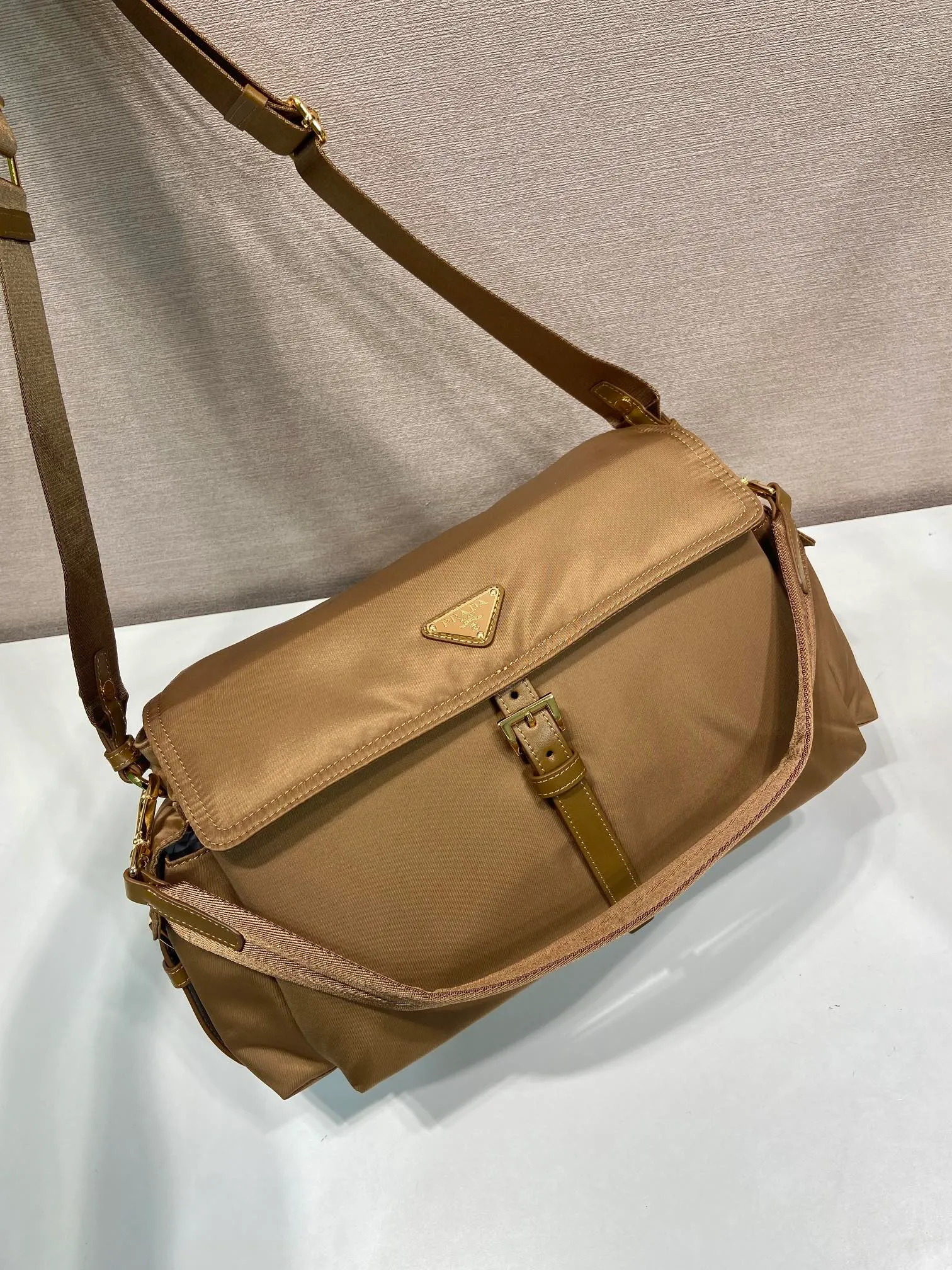 💰1320🎉New messenger bag🎉1BD391 large💰🎉 This handbag perfectly combines sophistication and functionality. It is made of regenerated nylon material, has a soft silhouette and is equipped with multiple pockets. Combining sporty and versatile elements, the lightweight and practical design features an enameled triangle metal logo and leather details. Equipped with 2 detachable shoulder straps, it has a large capacity and is perfect. It is also a popular style that will never go out of style. The large size is suitable for both men and women, so hurry up and get it🎉🎉 Length 37.5x Height 19x Bottom 12cm🎉🎉🎉💰💰💰
