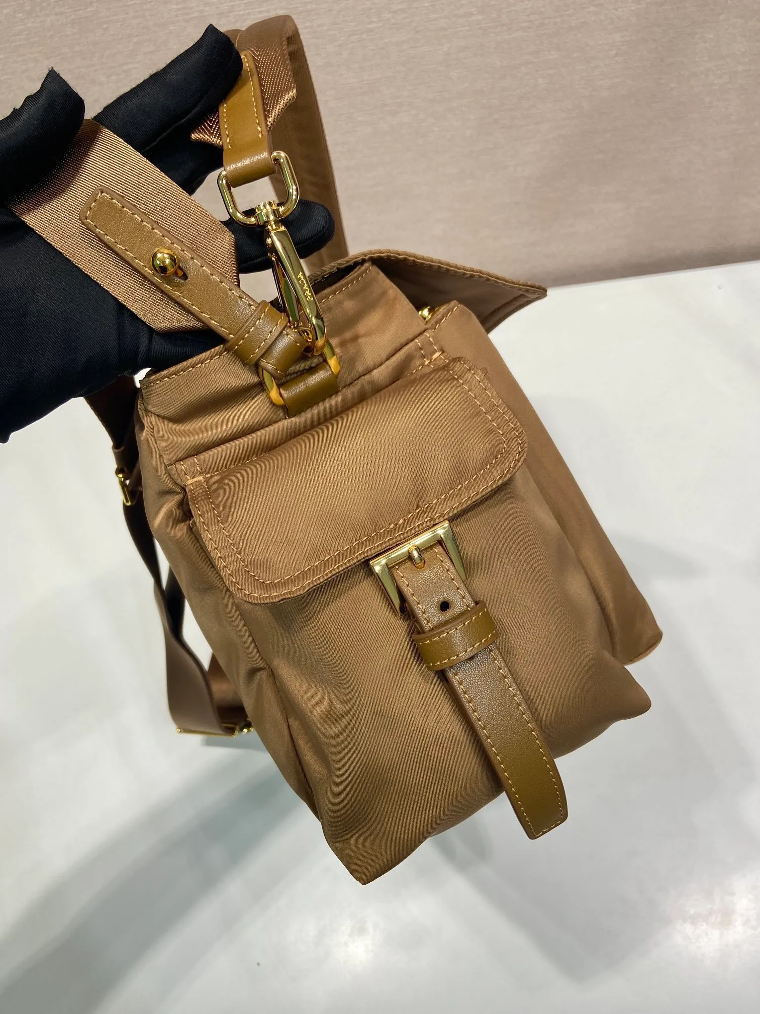 💰1320🎉New messenger bag🎉1BD391 large💰🎉 This handbag perfectly combines sophistication and functionality. It is made of regenerated nylon material, has a soft silhouette and is equipped with multiple pockets. Combining sporty and versatile elements, the lightweight and practical design features an enameled triangle metal logo and leather details. Equipped with 2 detachable shoulder straps, it has a large capacity and is perfect. It is also a popular style that will never go out of style. The large size is suitable for both men and women, so hurry up and get it🎉🎉 Length 37.5x Height 19x Bottom 12cm🎉🎉🎉💰💰💰