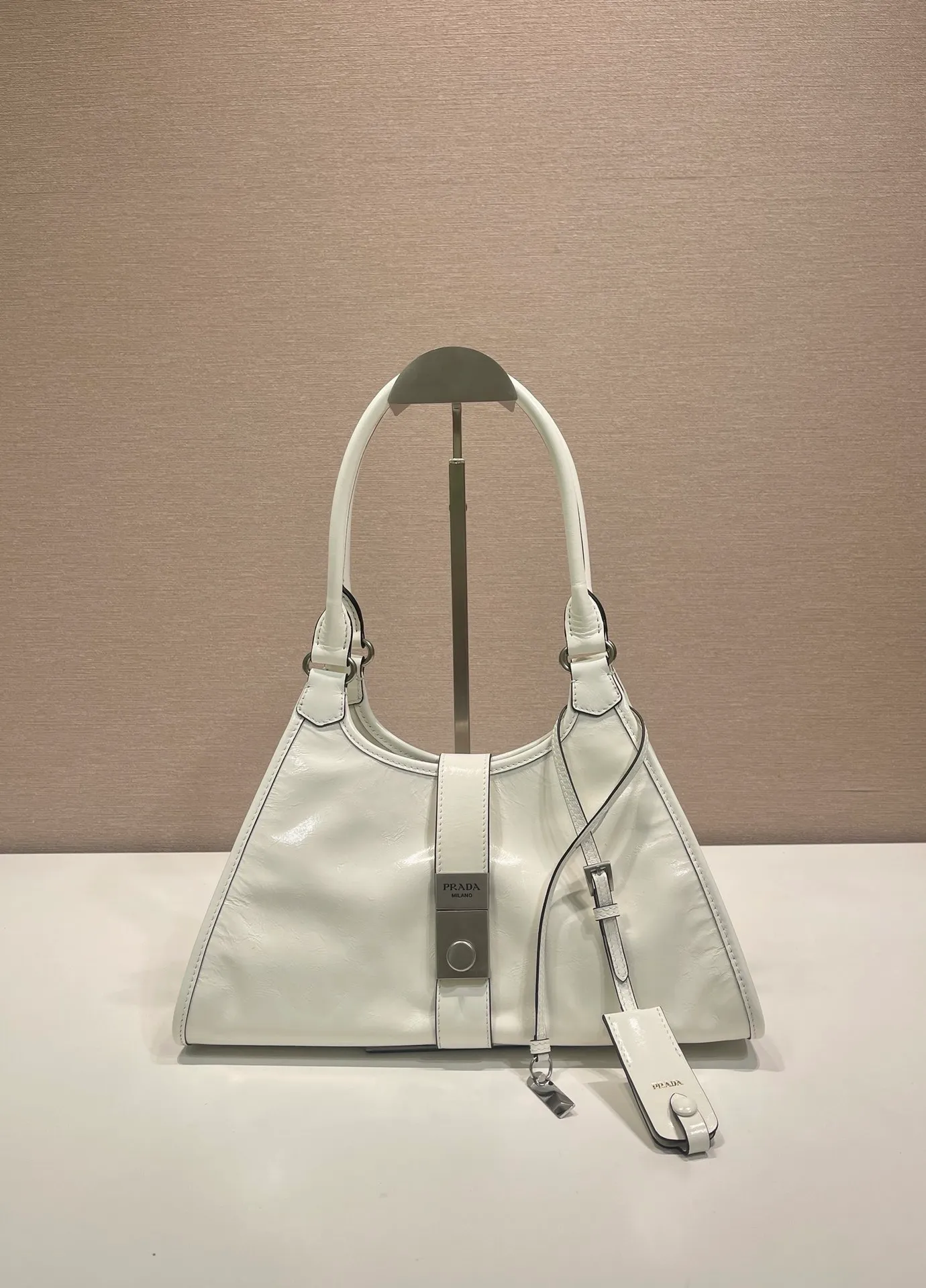 💰1700🎉New product🎉1BG563 spring and summer new model🎉🎉 This catwalk style is made of imported wax leather, top-grade hardware, the front panel is equipped with a buckle lock opening and closing, the capacity is large, it can be carried by hand or on the shoulder, and the upper body effect is very stylish. If you like babies, hurry up and get it🎉🎉 Length 30.5x Height 17.5x Bottom 9cm🎉🎉🎉💰💰💰