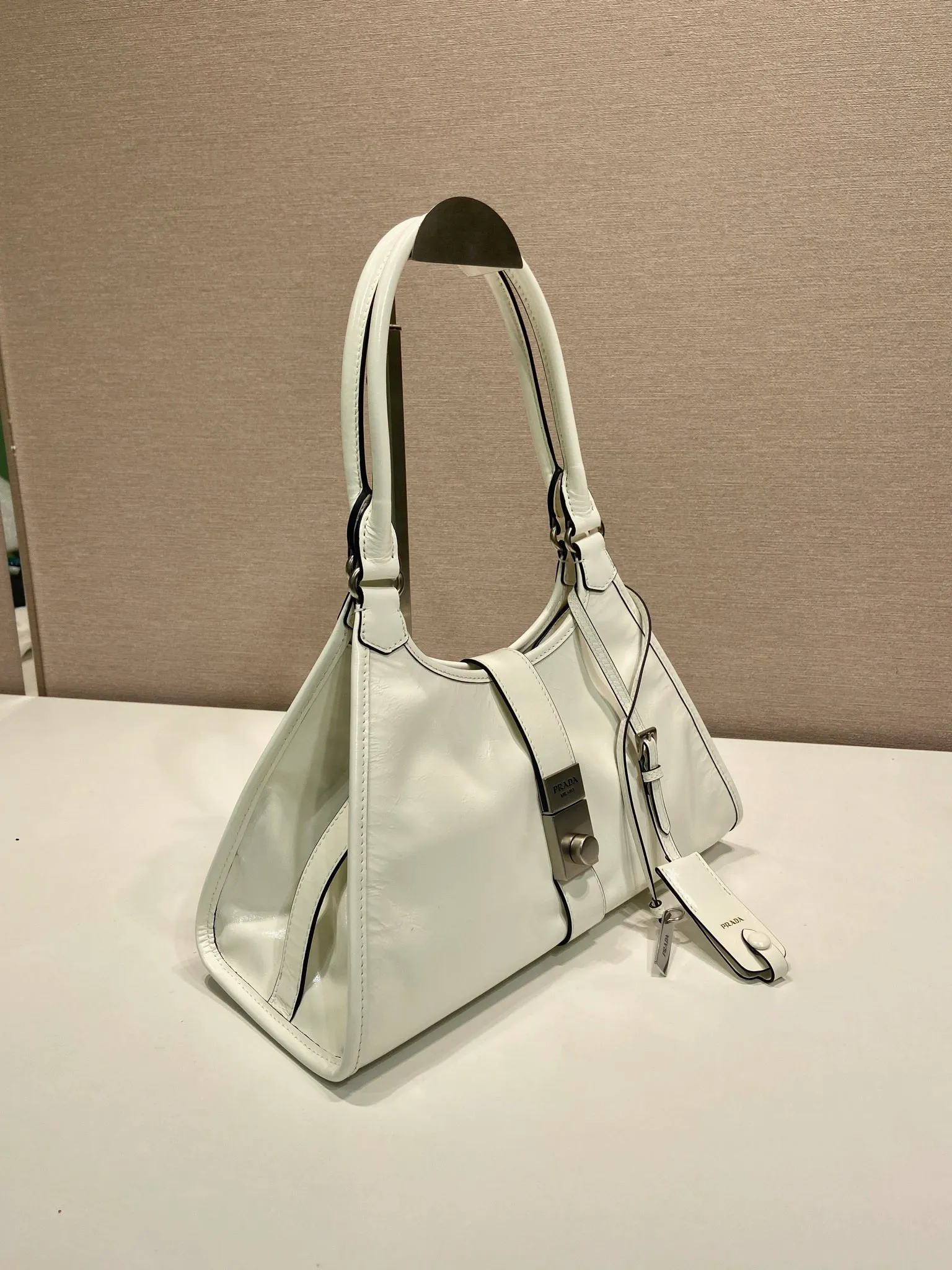 💰1700🎉New product🎉1BG563 spring and summer new model🎉🎉 This catwalk style is made of imported wax leather, top-grade hardware, the front panel is equipped with a buckle lock opening and closing, the capacity is large, it can be carried by hand or on the shoulder, and the upper body effect is very stylish. If you like babies, hurry up and get it🎉🎉 Length 30.5x Height 17.5x Bottom 9cm🎉🎉🎉💰💰💰