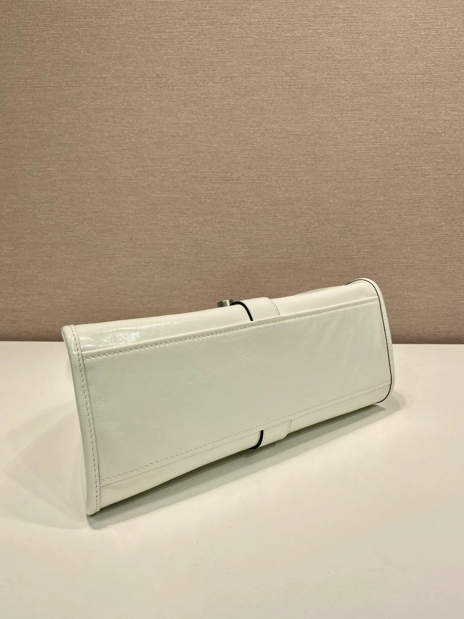 💰1700🎉New product🎉1BG563 spring and summer new model🎉🎉 This catwalk style is made of imported wax leather, top-grade hardware, the front panel is equipped with a buckle lock opening and closing, the capacity is large, it can be carried by hand or on the shoulder, and the upper body effect is very stylish. If you like babies, hurry up and get it🎉🎉 Length 30.5x Height 17.5x Bottom 9cm🎉🎉🎉💰💰💰