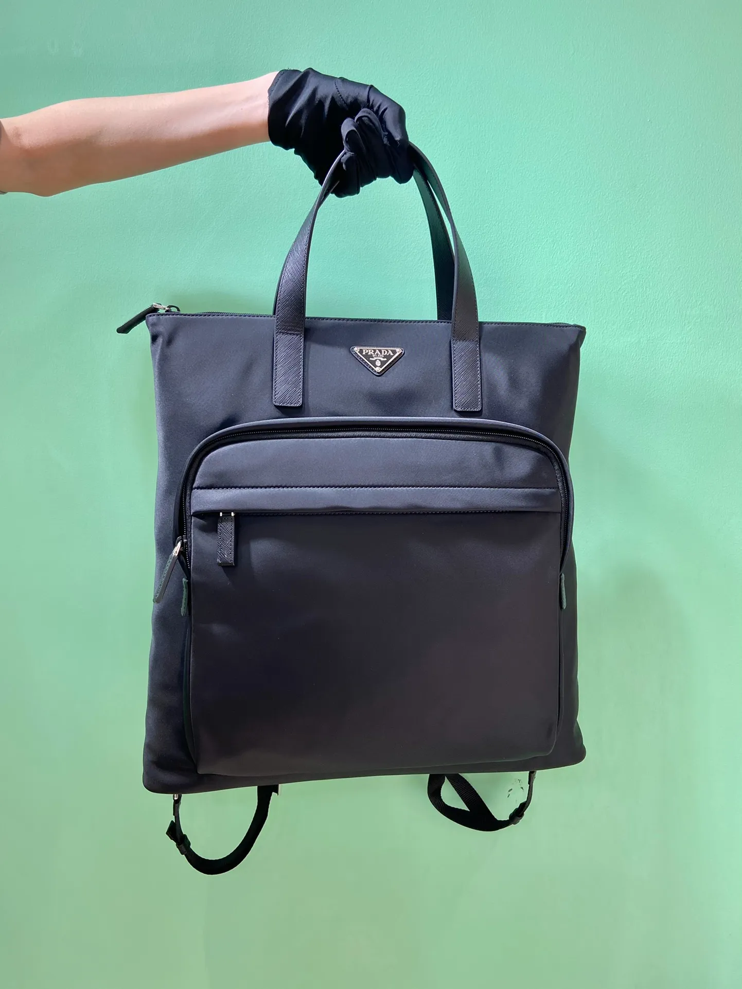 💰1320🎉New Tote Bag🎉2VG098 Backpack🎉🎉 This tote bag is made of imported nylon fabric and the handles are cross-grain cowhide. The front zipper pocket design can be carried on the shoulder or as a backpack. One bag can be used for three purposes. It can be used on short trips or for daily use. It is very functional and a popular style that will never go out of style🎉🎉Hurry up and get it🎉 Length 38x Height 42x Bottom 10cm🎉🎉🎉👏👏👏