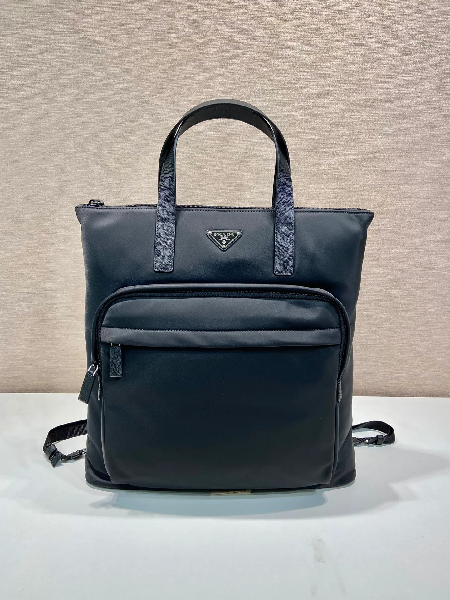 💰1320🎉New Tote Bag🎉2VG098 Backpack🎉🎉 This tote bag is made of imported nylon fabric and the handles are cross-grain cowhide. The front zipper pocket design can be carried on the shoulder or as a backpack. One bag can be used for three purposes. It can be used on short trips or for daily use. It is very functional and a popular style that will never go out of style🎉🎉Hurry up and get it🎉 Length 38x Height 42x Bottom 10cm🎉🎉🎉👏👏👏