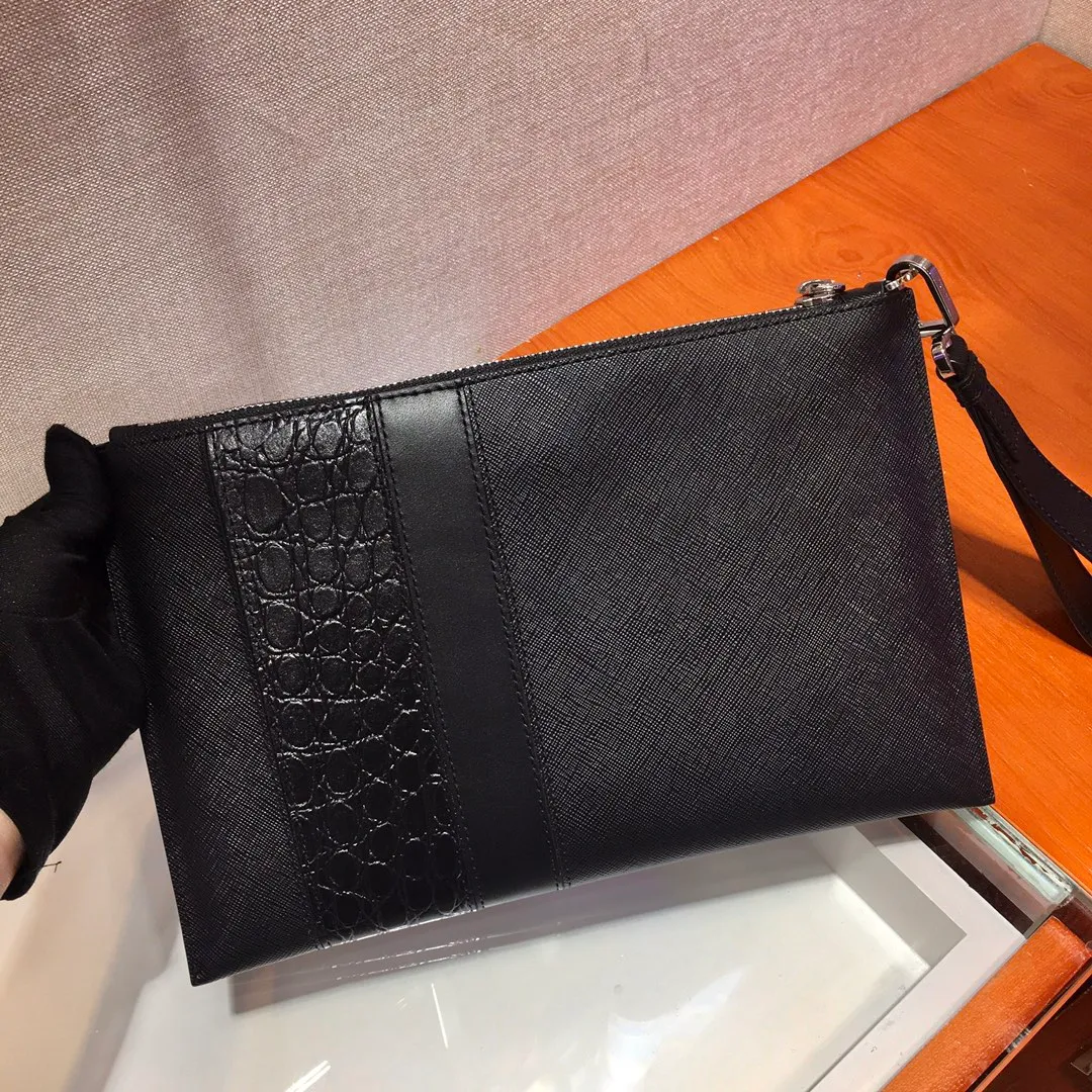 💰920🎉New handbag🎉2NG005G men's handbag, made of Saffiano leather material, one zippered compartment, internal pocket, six card slots, sheepskin lining, polished stainless steel metal hardware, internal logo, external triangle logo, both practical and chic design style, looks extremely fashionable and elegant👏👏 Length 28x Height 18cm👏👏