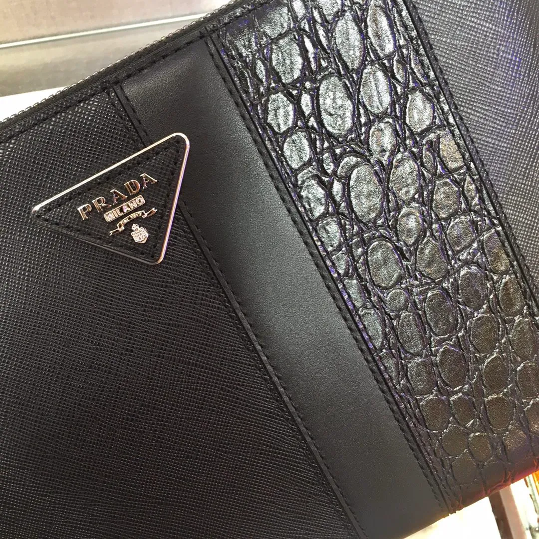 💰920🎉New handbag🎉2NG005G men's handbag, made of Saffiano leather material, one zippered compartment, internal pocket, six card slots, sheepskin lining, polished stainless steel metal hardware, internal logo, external triangle logo, both practical and chic design style, looks extremely fashionable and elegant👏👏 Length 28x Height 18cm👏👏