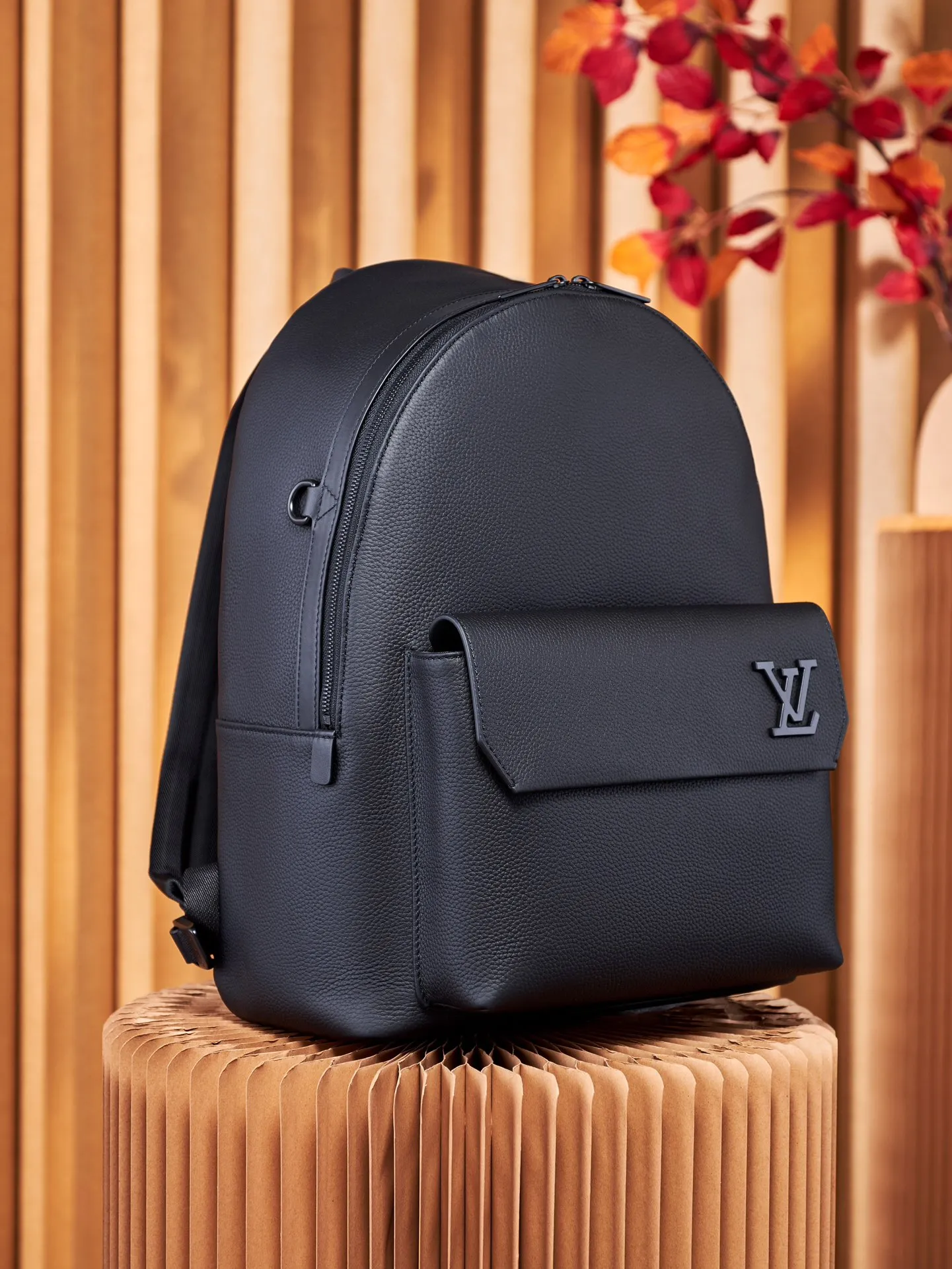 P¥1100👉nfc163C01 dynamic chip version👈[Top-level inspection-free, all-steel hardware] Aerogram backpack revolutionizes the trend with its elegant temperament. Fine calfskin, as soft as old aviation letterhead, is embellished with a matte metal LV logo. The main compartment and flap front pocket provide plenty of space for weekend trips or wandering around the city. Grained calfskin - Calfskin trim - Textile lining - Metal hardware - Metal letter logo - Customizable label - Fabric shoulder strap - Zipper closure - Flap front pocket with magnetic closure! ! Model: M57079; Size: 43x30x14CM