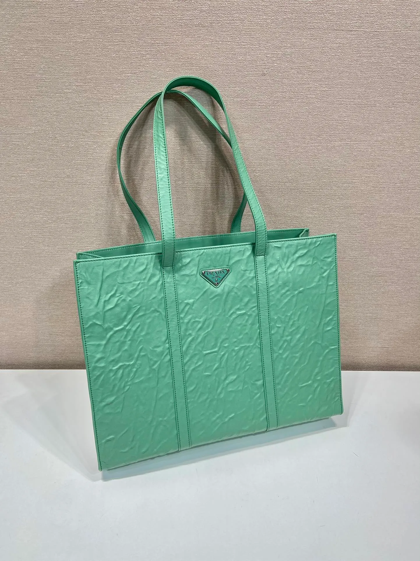💰2000🎉New Tote Bag🎉1BG460🎉🎉 This casual style tote bag is made of natural textured glossy soft sheepskin. The hand-draped effect contrasts sharply with the concept of precise construction, reinterpreting unrestrained everyday objects. It has a very large capacity, is lightweight and practical, has a cool and handsome upper body effect, and is suitable for both men and women. If you like babies, hurry up and get it🎉🎉 Length 39x Height 31x Bottom 10cm