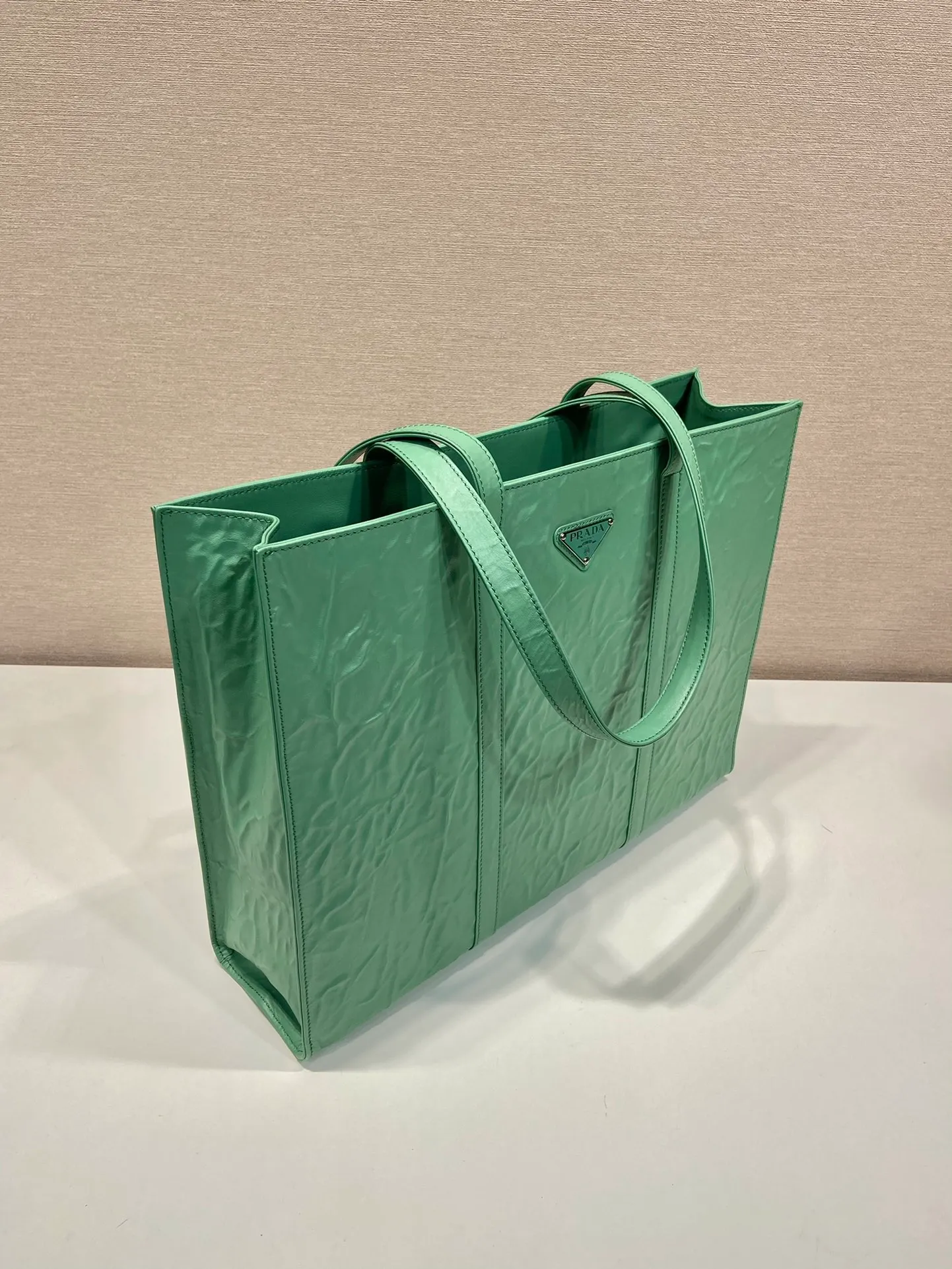💰2000🎉New Tote Bag🎉1BG460🎉🎉 This casual style tote bag is made of natural textured glossy soft sheepskin. The hand-draped effect contrasts sharply with the concept of precise construction, reinterpreting unrestrained everyday objects. It has a very large capacity, is lightweight and practical, has a cool and handsome upper body effect, and is suitable for both men and women. If you like babies, hurry up and get it🎉🎉 Length 39x Height 31x Bottom 10cm