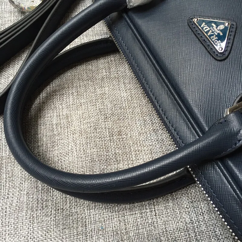 💰1840, P's new model 0368 is out of stock, bottom width is 3.5cm👻👻👻, synchronized with counters, lightweight + ultra-thin + practical, the style that men have always requested, top quality, 175 OEM code, length 37x height 28x base width 3.5cm.