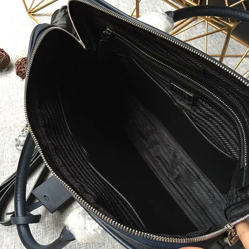 💰1840, P's new model 0368 is out of stock, bottom width is 3.5cm👻👻👻, synchronized with counters, lightweight + ultra-thin + practical, the style that men have always requested, top quality, 175 OEM code, length 37x height 28x base width 3.5cm.