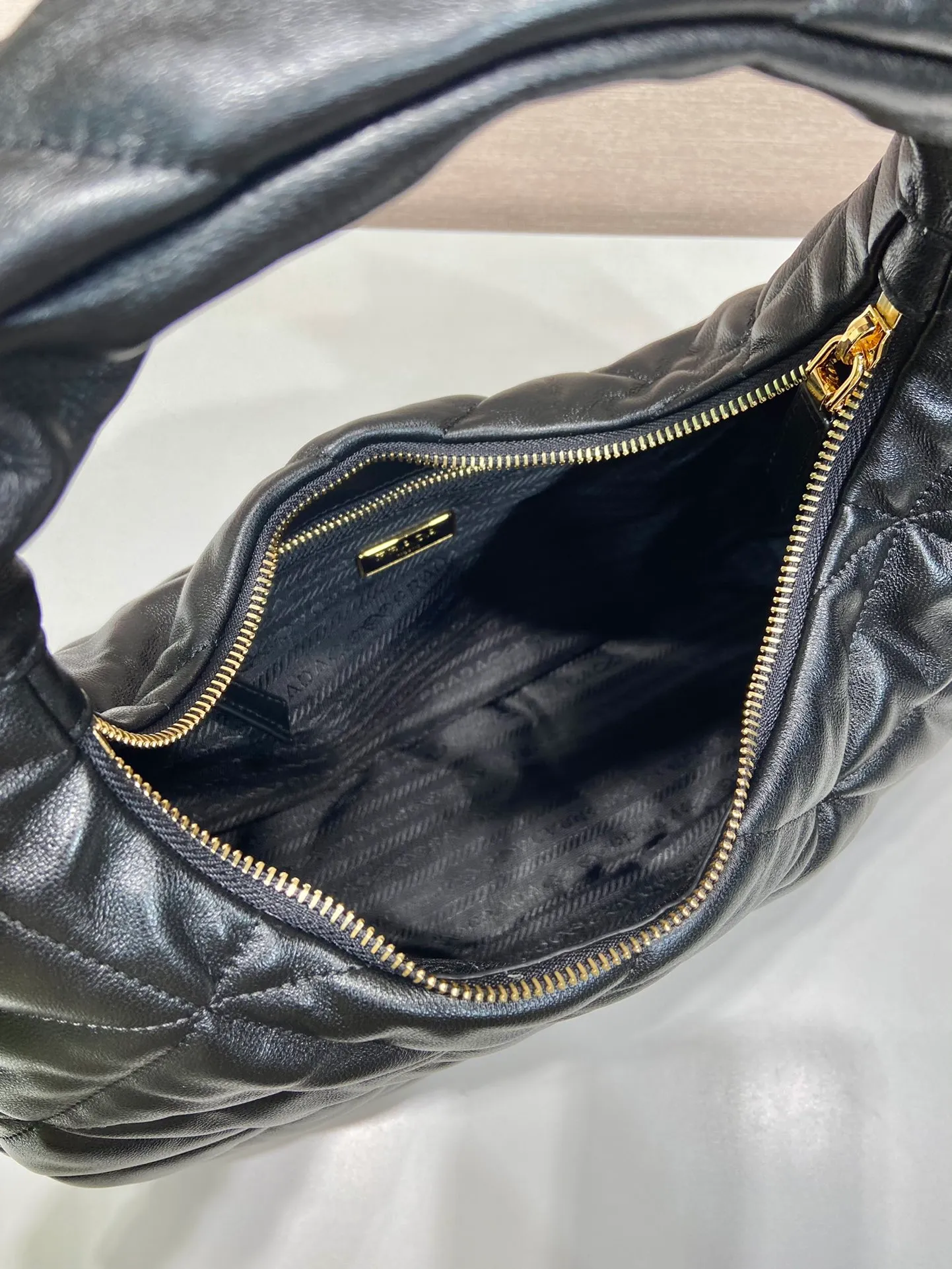 💰1900🎉Extra Large Hobo🎉1BC183🎉🎉 This oversized armpit bag is made of premium lambskin, which is super soft to the touch. It has a unique three-dimensional triangle pattern with complex hand-stitching. It has large space capacity, is lightweight and practical, and has a large and classy upper body effect. If you like babies, hurry up and get it🎉🎉 Length 40x Height 27 Base 11.5cm🎉🎉🎉💰💰💰
