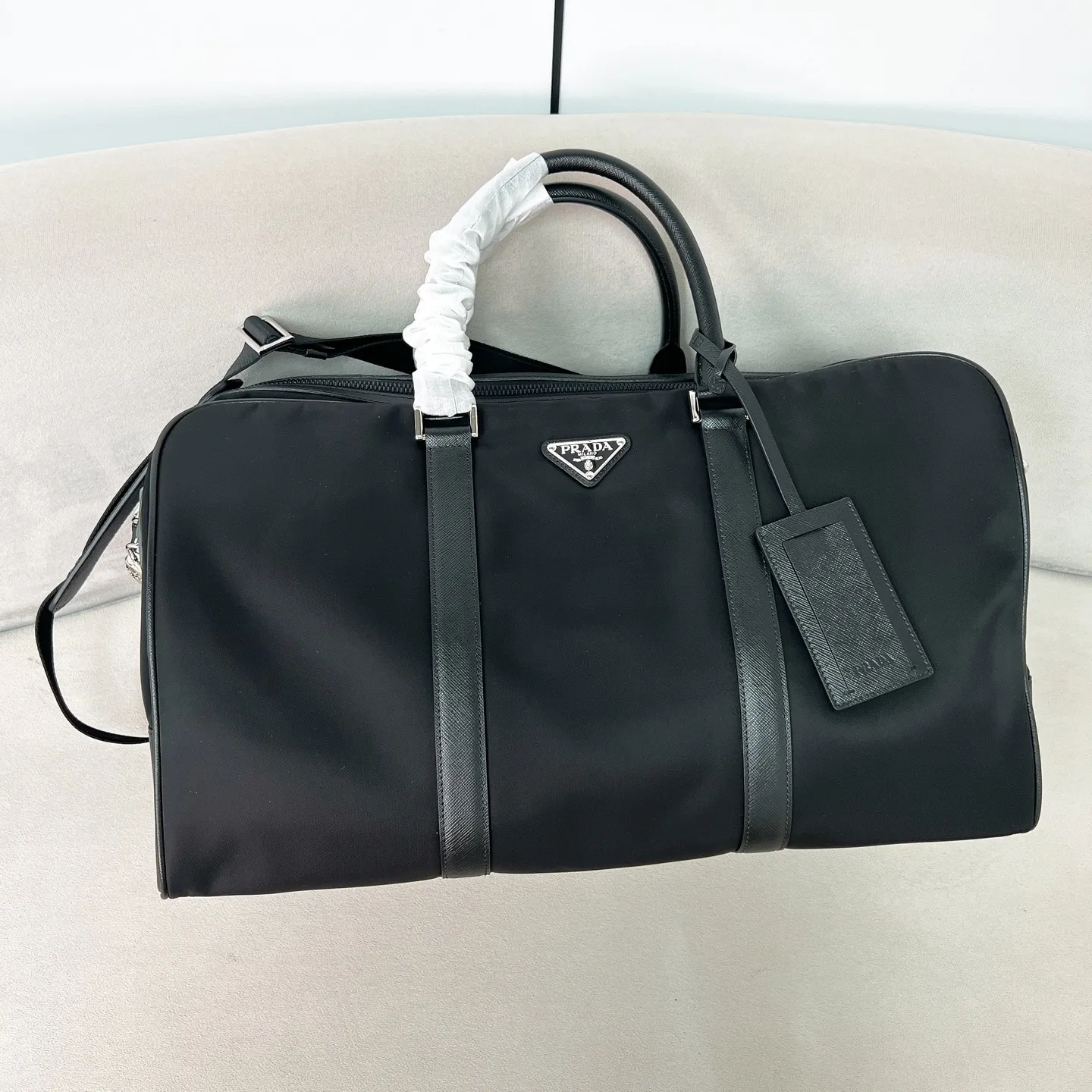 💰1520✨New product launch✨The latest nylon travel bag 2VC014 Imported parachute fabric + Saffiano cowhide Triangular enamel logo on the front Cross-grain cowhide handle Nylon is more lightweight Has a shoulder strap that can be detached at will A must-have for large-capacity travel Very convenient to carry on the plane✈ Size: 45*27*23cm Black